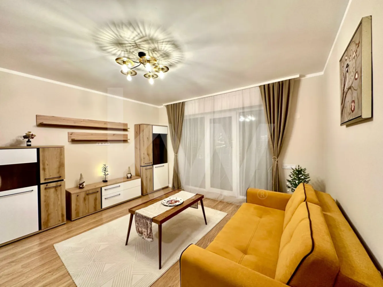 Apart. NOU mobilat și utilat cu 2 cam., balcon și parcare SB-Cristian - De vânzare – Apartament modern cu 2 camere, decomandat, balcon și parcare

Cartier DaVinci – Cristian

Preț: 116.900 €

Apartament intabulat • Se acceptă credit • Gata de locuit

Apartament ideal pentru locuit sau investiție

Vă propun spre vânzare un apartament cu 2 camere, decomandat, situat în ansamblul rezidențial DaVinci, la intrarea în localitatea Cristian — una dintre cele mai căutate zone pentru cei care își doresc liniște, acces rapid către oraș și un mediu modern, cu spații verzi generoase.

Datorită poziționării excelente, apartamentul este potrivit atât pentru locuit, cât și pentru închiriere, fiind la doar câteva minute de Zona Industrială Vest. Începând cu anul 2025, zona va beneficia și de transport public Tursib, ceea ce crește valoarea investiției.

Caracteristici principale

Suprafață utilă: 52,6 mp
Balcon: 7,37 mp
Loc de parcare: inclus în preț
Etaj: Parter
Compartimentare: Decomandat
Mod de predare

La cheie pe interior:

– pereți finisați și zugrăviți

– parchet, gresie, faianță

– uși interioare

– obiecte sanitare

– prize și întrerupătoare

La cheie pe exterior – mobilat și utilat, exact ca în poze (exceptând dormitorul)

Imobilul este finalizat, intabulat, cu contoare funcționale, gata pentru mutare imediată. În vilă locuiesc deja alte familii.

Dotări și finisaje

Încălzire în pardoseală
Izolație cu vată bazaltică
Jaluzele exterioare electrice
Balcon complet finisat
Clădire cu arhitectură modernă
Vila cu doar 12 apartamente
Casa scării predată la cheie
Indici urbanistici unici în România:

– Procent de ocupare a terenului: 25%

– Spații verzi: 45%

– Aliniament de brazi de-a lungul străzilor

Locație excelentă

4 minute de Zona Industrială Vest
4 minute de Metro
2 minute de Aeroportul Internațional Sibiu
15 minute de centrul istoric al Sibiului
Priveliște superbă către munți
Un cartier modern și liniștit, perfect pentru cei care își doresc un stil de viață echilibrat.
Avantaje

Apartament decomandat, luminos și eficient compartimentat
Perfect pentru locuit sau pentru investiție
Zonă în dezvoltare cu potențial mare
Parcare inclusă
Ansamblu premium, cu mult spațiu verde
Mobilat și utilat (mai puțin dormitorul)
Dacă sunteți în căutarea unui apartament modern, bine poziționat și gata de locuit, aceasta este o oportunitate excelentă!

Contactați-mă pentru detalii suplimentare sau programarea unei vizionări!
