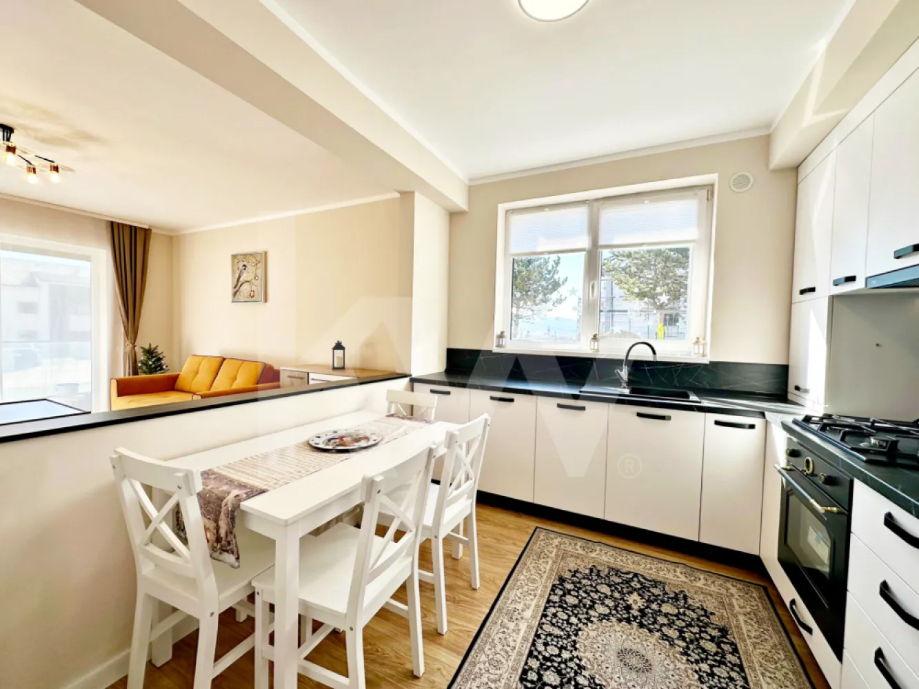 Apart. NOU mobilat și utilat cu 2 cam., balcon și parcare SB-Cristian - De vânzare – Apartament modern cu 2 camere, decomandat, balcon și parcare

Cartier DaVinci – Cristian

Preț: 116.900 €

Apartament intabulat • Se acceptă credit • Gata de locuit

Apartament ideal pentru locuit sau investiție

Vă propun spre vânzare un apartament cu 2 camere, decomandat, situat în ansamblul rezidențial DaVinci, la intrarea în localitatea Cristian — una dintre cele mai căutate zone pentru cei care își doresc liniște, acces rapid către oraș și un mediu modern, cu spații verzi generoase.

Datorită poziționării excelente, apartamentul este potrivit atât pentru locuit, cât și pentru închiriere, fiind la doar câteva minute de Zona Industrială Vest. Începând cu anul 2025, zona va beneficia și de transport public Tursib, ceea ce crește valoarea investiției.

Caracteristici principale

Suprafață utilă: 52,6 mp
Balcon: 7,37 mp
Loc de parcare: inclus în preț
Etaj: Parter
Compartimentare: Decomandat
Mod de predare

La cheie pe interior:

– pereți finisați și zugrăviți

– parchet, gresie, faianță

– uși interioare

– obiecte sanitare

– prize și întrerupătoare

La cheie pe exterior – mobilat și utilat, exact ca în poze (exceptând dormitorul)

Imobilul este finalizat, intabulat, cu contoare funcționale, gata pentru mutare imediată. În vilă locuiesc deja alte familii.

Dotări și finisaje

Încălzire în pardoseală
Izolație cu vată bazaltică
Jaluzele exterioare electrice
Balcon complet finisat
Clădire cu arhitectură modernă
Vila cu doar 12 apartamente
Casa scării predată la cheie
Indici urbanistici unici în România:

– Procent de ocupare a terenului: 25%

– Spații verzi: 45%

– Aliniament de brazi de-a lungul străzilor

Locație excelentă

4 minute de Zona Industrială Vest
4 minute de Metro
2 minute de Aeroportul Internațional Sibiu
15 minute de centrul istoric al Sibiului
Priveliște superbă către munți
Un cartier modern și liniștit, perfect pentru cei care își doresc un stil de viață echilibrat.
Avantaje

Apartament decomandat, luminos și eficient compartimentat
Perfect pentru locuit sau pentru investiție
Zonă în dezvoltare cu potențial mare
Parcare inclusă
Ansamblu premium, cu mult spațiu verde
Mobilat și utilat (mai puțin dormitorul)
Dacă sunteți în căutarea unui apartament modern, bine poziționat și gata de locuit, aceasta este o oportunitate excelentă!

Contactați-mă pentru detalii suplimentare sau programarea unei vizionări!
