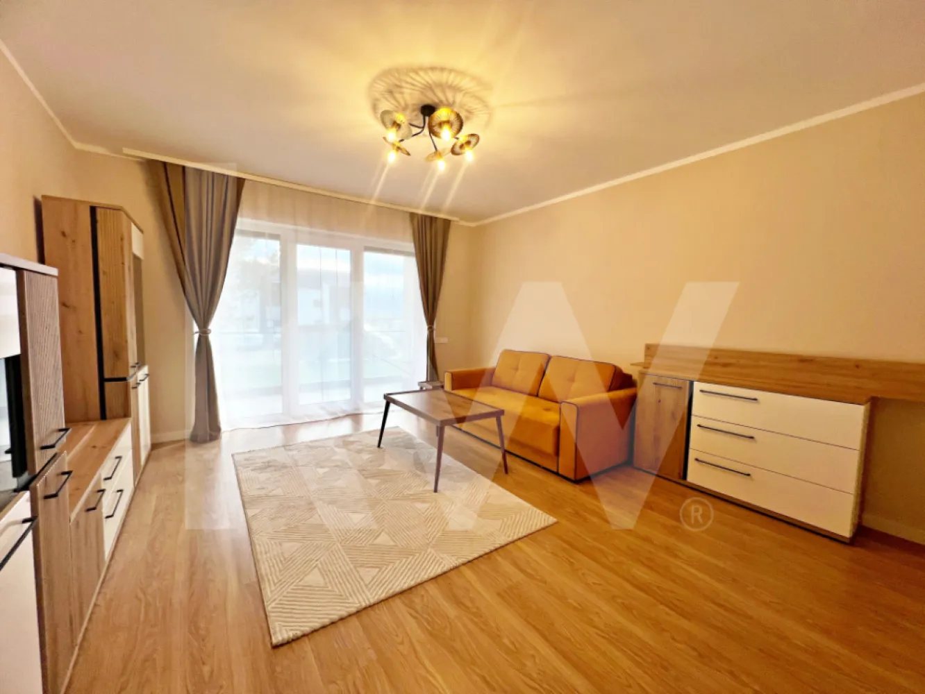Apart. NOU mobilat și utilat cu 2 cam., balcon și parcare SB-Cristian - De vânzare – Apartament modern cu 2 camere, decomandat, balcon și parcare

Cartier DaVinci – Cristian

Preț: 116.900 €

Apartament intabulat • Se acceptă credit • Gata de locuit

Apartament ideal pentru locuit sau investiție

Vă propun spre vânzare un apartament cu 2 camere, decomandat, situat în ansamblul rezidențial DaVinci, la intrarea în localitatea Cristian — una dintre cele mai căutate zone pentru cei care își doresc liniște, acces rapid către oraș și un mediu modern, cu spații verzi generoase.

Datorită poziționării excelente, apartamentul este potrivit atât pentru locuit, cât și pentru închiriere, fiind la doar câteva minute de Zona Industrială Vest. Începând cu anul 2025, zona va beneficia și de transport public Tursib, ceea ce crește valoarea investiției.

Caracteristici principale

Suprafață utilă: 52,6 mp
Balcon: 7,37 mp
Loc de parcare: inclus în preț
Etaj: Parter
Compartimentare: Decomandat
Mod de predare

La cheie pe interior:

– pereți finisați și zugrăviți

– parchet, gresie, faianță

– uși interioare

– obiecte sanitare

– prize și întrerupătoare

La cheie pe exterior – mobilat și utilat, exact ca în poze (exceptând dormitorul)

Imobilul este finalizat, intabulat, cu contoare funcționale, gata pentru mutare imediată. În vilă locuiesc deja alte familii.

Dotări și finisaje

Încălzire în pardoseală
Izolație cu vată bazaltică
Jaluzele exterioare electrice
Balcon complet finisat
Clădire cu arhitectură modernă
Vila cu doar 12 apartamente
Casa scării predată la cheie
Indici urbanistici unici în România:

– Procent de ocupare a terenului: 25%

– Spații verzi: 45%

– Aliniament de brazi de-a lungul străzilor

Locație excelentă

4 minute de Zona Industrială Vest
4 minute de Metro
2 minute de Aeroportul Internațional Sibiu
15 minute de centrul istoric al Sibiului
Priveliște superbă către munți
Un cartier modern și liniștit, perfect pentru cei care își doresc un stil de viață echilibrat.
Avantaje

Apartament decomandat, luminos și eficient compartimentat
Perfect pentru locuit sau pentru investiție
Zonă în dezvoltare cu potențial mare
Parcare inclusă
Ansamblu premium, cu mult spațiu verde
Mobilat și utilat (mai puțin dormitorul)
Dacă sunteți în căutarea unui apartament modern, bine poziționat și gata de locuit, aceasta este o oportunitate excelentă!

Contactați-mă pentru detalii suplimentare sau programarea unei vizionări!
