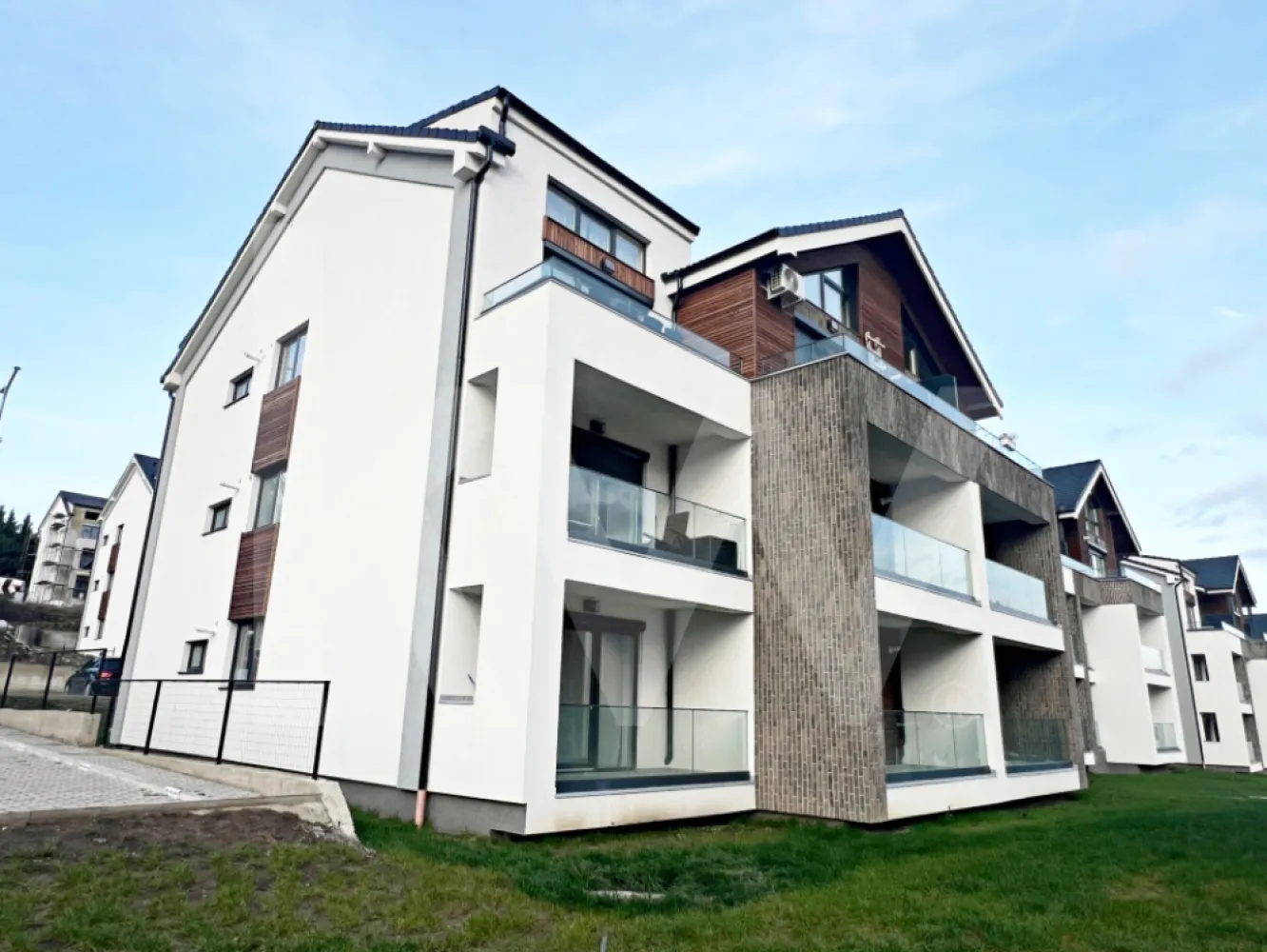 Apart. NOU mobilat și utilat cu 2 cam., balcon și parcare SB-Cristian - De vânzare – Apartament modern cu 2 camere, decomandat, balcon și parcare

Cartier DaVinci – Cristian

Preț: 116.900 €

Apartament intabulat • Se acceptă credit • Gata de locuit

Apartament ideal pentru locuit sau investiție

Vă propun spre vânzare un apartament cu 2 camere, decomandat, situat în ansamblul rezidențial DaVinci, la intrarea în localitatea Cristian — una dintre cele mai căutate zone pentru cei care își doresc liniște, acces rapid către oraș și un mediu modern, cu spații verzi generoase.

Datorită poziționării excelente, apartamentul este potrivit atât pentru locuit, cât și pentru închiriere, fiind la doar câteva minute de Zona Industrială Vest. Începând cu anul 2025, zona va beneficia și de transport public Tursib, ceea ce crește valoarea investiției.

Caracteristici principale

Suprafață utilă: 52,6 mp
Balcon: 7,37 mp
Loc de parcare: inclus în preț
Etaj: Parter
Compartimentare: Decomandat
Mod de predare

La cheie pe interior:

– pereți finisați și zugrăviți

– parchet, gresie, faianță

– uși interioare

– obiecte sanitare

– prize și întrerupătoare

La cheie pe exterior – mobilat și utilat, exact ca în poze (exceptând dormitorul)

Imobilul este finalizat, intabulat, cu contoare funcționale, gata pentru mutare imediată. În vilă locuiesc deja alte familii.

Dotări și finisaje

Încălzire în pardoseală
Izolație cu vată bazaltică
Jaluzele exterioare electrice
Balcon complet finisat
Clădire cu arhitectură modernă
Vila cu doar 12 apartamente
Casa scării predată la cheie
Indici urbanistici unici în România:

– Procent de ocupare a terenului: 25%

– Spații verzi: 45%

– Aliniament de brazi de-a lungul străzilor

Locație excelentă

4 minute de Zona Industrială Vest
4 minute de Metro
2 minute de Aeroportul Internațional Sibiu
15 minute de centrul istoric al Sibiului
Priveliște superbă către munți
Un cartier modern și liniștit, perfect pentru cei care își doresc un stil de viață echilibrat.
Avantaje

Apartament decomandat, luminos și eficient compartimentat
Perfect pentru locuit sau pentru investiție
Zonă în dezvoltare cu potențial mare
Parcare inclusă
Ansamblu premium, cu mult spațiu verde
Mobilat și utilat (mai puțin dormitorul)
Dacă sunteți în căutarea unui apartament modern, bine poziționat și gata de locuit, aceasta este o oportunitate excelentă!

Contactați-mă pentru detalii suplimentare sau programarea unei vizionări!
