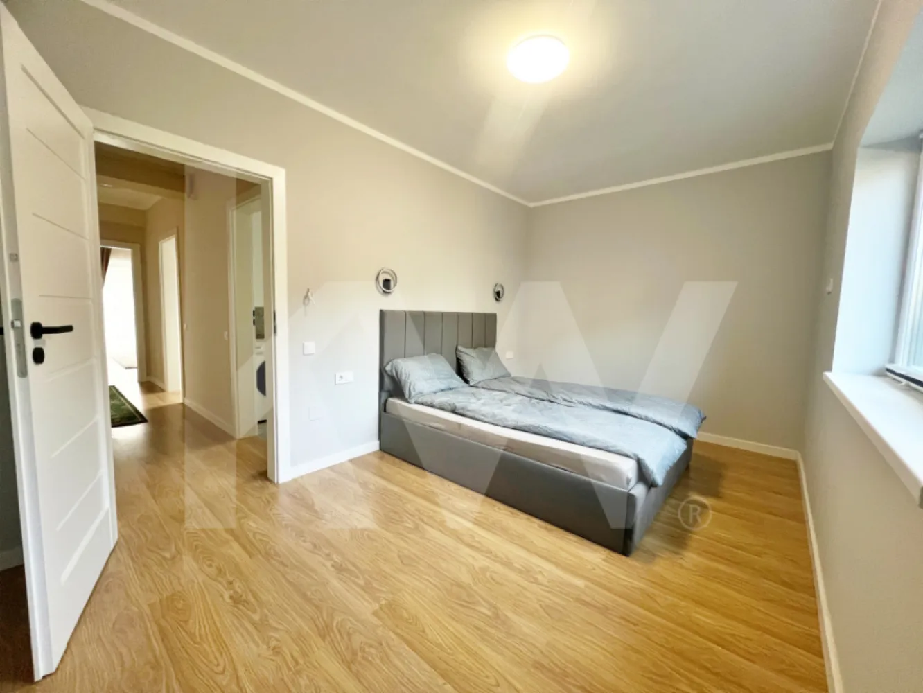 Apart. NOU mobilat și utilat cu 2 cam., balcon și parcare SB-Cristian - De vânzare – Apartament modern cu 2 camere, decomandat, balcon și parcare

Cartier DaVinci – Cristian

Preț: 116.900 €

Apartament intabulat • Se acceptă credit • Gata de locuit

Apartament ideal pentru locuit sau investiție

Vă propun spre vânzare un apartament cu 2 camere, decomandat, situat în ansamblul rezidențial DaVinci, la intrarea în localitatea Cristian — una dintre cele mai căutate zone pentru cei care își doresc liniște, acces rapid către oraș și un mediu modern, cu spații verzi generoase.

Datorită poziționării excelente, apartamentul este potrivit atât pentru locuit, cât și pentru închiriere, fiind la doar câteva minute de Zona Industrială Vest. Începând cu anul 2025, zona va beneficia și de transport public Tursib, ceea ce crește valoarea investiției.

Caracteristici principale

Suprafață utilă: 52,6 mp
Balcon: 7,37 mp
Loc de parcare: inclus în preț
Etaj: Parter
Compartimentare: Decomandat
Mod de predare

La cheie pe interior:

– pereți finisați și zugrăviți

– parchet, gresie, faianță

– uși interioare

– obiecte sanitare

– prize și întrerupătoare

La cheie pe exterior – mobilat și utilat, exact ca în poze (exceptând dormitorul)

Imobilul este finalizat, intabulat, cu contoare funcționale, gata pentru mutare imediată. În vilă locuiesc deja alte familii.

Dotări și finisaje

Încălzire în pardoseală
Izolație cu vată bazaltică
Jaluzele exterioare electrice
Balcon complet finisat
Clădire cu arhitectură modernă
Vila cu doar 12 apartamente
Casa scării predată la cheie
Indici urbanistici unici în România:

– Procent de ocupare a terenului: 25%

– Spații verzi: 45%

– Aliniament de brazi de-a lungul străzilor

Locație excelentă

4 minute de Zona Industrială Vest
4 minute de Metro
2 minute de Aeroportul Internațional Sibiu
15 minute de centrul istoric al Sibiului
Priveliște superbă către munți
Un cartier modern și liniștit, perfect pentru cei care își doresc un stil de viață echilibrat.
Avantaje

Apartament decomandat, luminos și eficient compartimentat
Perfect pentru locuit sau pentru investiție
Zonă în dezvoltare cu potențial mare
Parcare inclusă
Ansamblu premium, cu mult spațiu verde
Mobilat și utilat (mai puțin dormitorul)
Dacă sunteți în căutarea unui apartament modern, bine poziționat și gata de locuit, aceasta este o oportunitate excelentă!

Contactați-mă pentru detalii suplimentare sau programarea unei vizionări!
