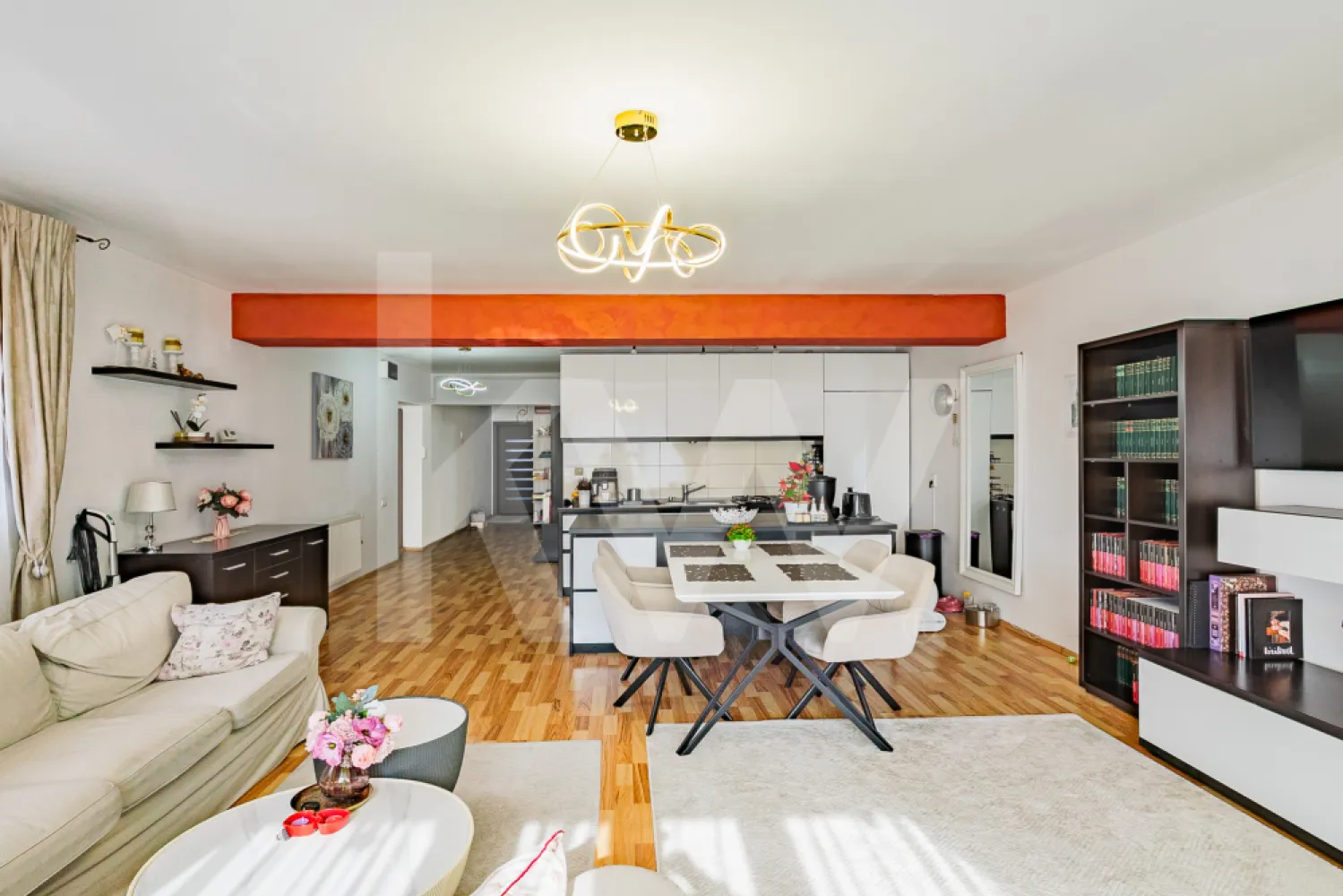 Apartament 3 camere - Etaj 1 - str. Lupeni - mobilat si utilat - Descoperiți confortul și eleganța unui apartament deosebit, situat într-o zonă centrală din Sibiu, pe strada Lupeni nr. 5, perfect pentru familii sau tineri profesioniști care doresc să combine stilul de viață modern cu un ambient liniștitor. 
Acest apartament cu 3 camere, de 88 mp utili (94 mp total), oferă un spațiu generos și bine compartimentat, ideal pentru a transforma fiecare zi într-o experiență plăcută. 
Construirea de calitate din 2007 și structura solidă din beton garantează durabilitate și confort, în timp ce etajul 1 asigură accesibilitate și o priveliște plăcută.

În interior, veți găsi două dormitoare luminoase, un living primitor și o bucătărie funcțională, toate fiind parte a unei compartimentări decomandate ce oferă intimitate și comoditate. Balconul de 6 mp este locul perfect pentru a savura cafelele de dimineață sau pentru a vă relaxa la apus. Apartamentul mai dispune de o baie modernă și un loc de parcare, adăugând un plus de confort și praticitate traiului dumneavoastră. 
În grădina din spatele blocului în suprafață de 15 mp, aveți și posibilitatea de a vă bucura de spații exterioare, ideale pentru relaxare sau grătar cu prietenii sau cu familia.

Accesati prezentarea video pentru a simți într-adevăr acest apartament.

Apartamentul se predă cu mobila bucatarie(inclusiv insula) dar fara masa si scaune, masina spalat vase, plita, cuptor, hota, mobila sufragerie (inclusiv comoda wenge), dulap dressing dormitor mic, dulap camera mare, birou camera mare, comoda camera mare, cuier hol, dulap hol cu 2 usi glisante, mobilier baie (fara masina de spalat).

Nu ratați ocazia de a deveni proprietar al acestui apartament deosebit, care îmbină toate cerințele unei vieți confortabile și moderne.
Contactați-ne acum pentru a programa o vizionare și transformați-vă visul în realitate.