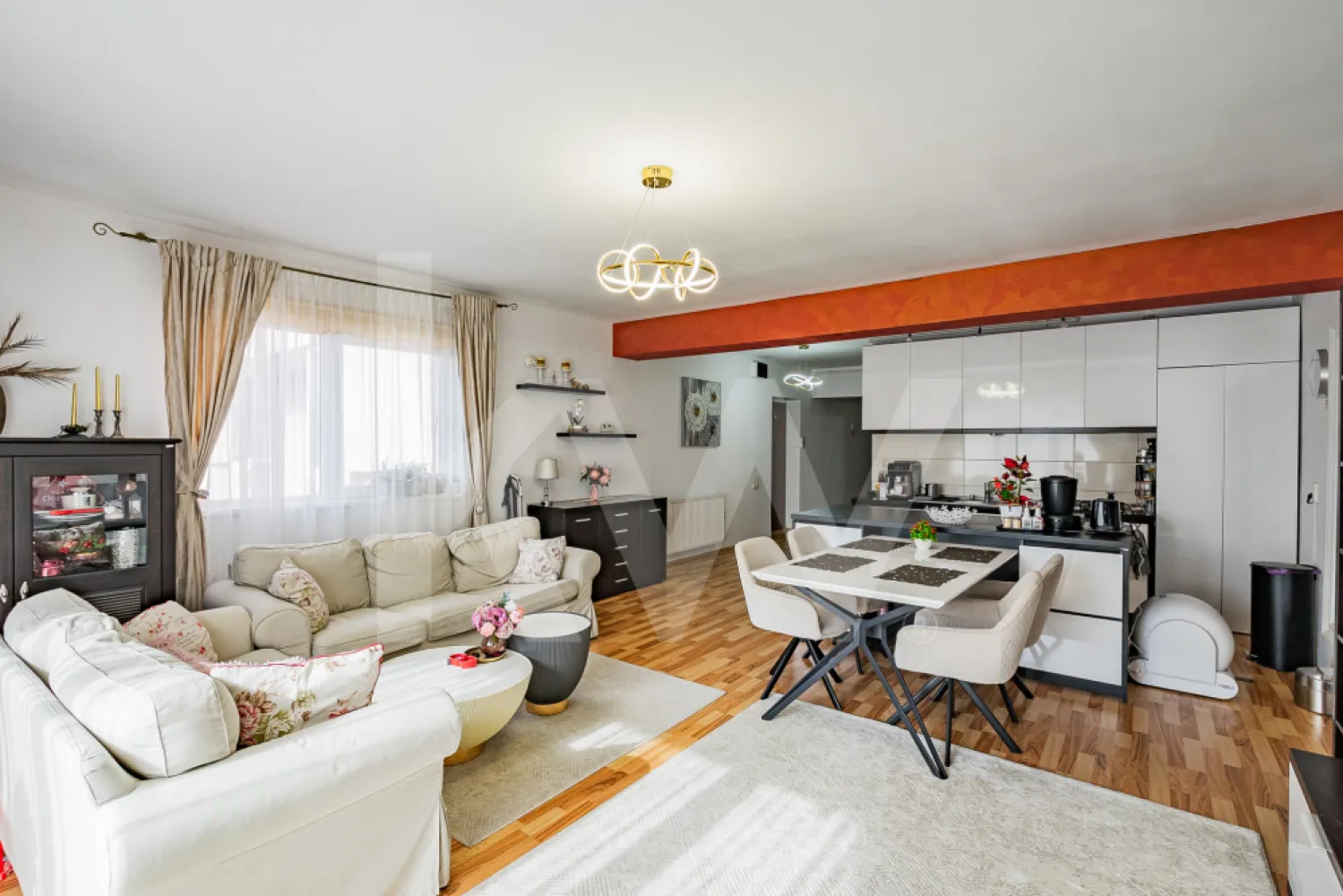 Apartament 3 camere - Etaj 1 - str. Lupeni - mobilat si utilat - Descoperiți confortul și eleganța unui apartament deosebit, situat într-o zonă centrală din Sibiu, pe strada Lupeni nr. 5, perfect pentru familii sau tineri profesioniști care doresc să combine stilul de viață modern cu un ambient liniștitor. 
Acest apartament cu 3 camere, de 88 mp utili (94 mp total), oferă un spațiu generos și bine compartimentat, ideal pentru a transforma fiecare zi într-o experiență plăcută. 
Construirea de calitate din 2007 și structura solidă din beton garantează durabilitate și confort, în timp ce etajul 1 asigură accesibilitate și o priveliște plăcută.

În interior, veți găsi două dormitoare luminoase, un living primitor și o bucătărie funcțională, toate fiind parte a unei compartimentări decomandate ce oferă intimitate și comoditate. Balconul de 6 mp este locul perfect pentru a savura cafelele de dimineață sau pentru a vă relaxa la apus. Apartamentul mai dispune de o baie modernă și un loc de parcare, adăugând un plus de confort și praticitate traiului dumneavoastră. 
În grădina din spatele blocului în suprafață de 15 mp, aveți și posibilitatea de a vă bucura de spații exterioare, ideale pentru relaxare sau grătar cu prietenii sau cu familia.

Accesati prezentarea video pentru a simți într-adevăr acest apartament.

Apartamentul se predă cu mobila bucatarie(inclusiv insula) dar fara masa si scaune, masina spalat vase, plita, cuptor, hota, mobila sufragerie (inclusiv comoda wenge), dulap dressing dormitor mic, dulap camera mare, birou camera mare, comoda camera mare, cuier hol, dulap hol cu 2 usi glisante, mobilier baie (fara masina de spalat).

Nu ratați ocazia de a deveni proprietar al acestui apartament deosebit, care îmbină toate cerințele unei vieți confortabile și moderne.
Contactați-ne acum pentru a programa o vizionare și transformați-vă visul în realitate.