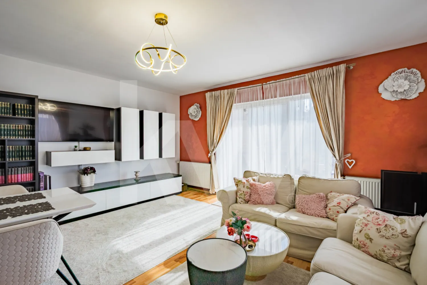 Apartament 3 camere - Etaj 1 - str. Lupeni - mobilat si utilat - Descoperiți confortul și eleganța unui apartament deosebit, situat într-o zonă centrală din Sibiu, pe strada Lupeni nr. 5, perfect pentru familii sau tineri profesioniști care doresc să combine stilul de viață modern cu un ambient liniștitor. 
Acest apartament cu 3 camere, de 88 mp utili (94 mp total), oferă un spațiu generos și bine compartimentat, ideal pentru a transforma fiecare zi într-o experiență plăcută. 
Construirea de calitate din 2007 și structura solidă din beton garantează durabilitate și confort, în timp ce etajul 1 asigură accesibilitate și o priveliște plăcută.

În interior, veți găsi două dormitoare luminoase, un living primitor și o bucătărie funcțională, toate fiind parte a unei compartimentări decomandate ce oferă intimitate și comoditate. Balconul de 6 mp este locul perfect pentru a savura cafelele de dimineață sau pentru a vă relaxa la apus. Apartamentul mai dispune de o baie modernă și un loc de parcare, adăugând un plus de confort și praticitate traiului dumneavoastră. 
În grădina din spatele blocului în suprafață de 15 mp, aveți și posibilitatea de a vă bucura de spații exterioare, ideale pentru relaxare sau grătar cu prietenii sau cu familia.

Accesati prezentarea video pentru a simți într-adevăr acest apartament.

Apartamentul se predă cu mobila bucatarie(inclusiv insula) dar fara masa si scaune, masina spalat vase, plita, cuptor, hota, mobila sufragerie (inclusiv comoda wenge), dulap dressing dormitor mic, dulap camera mare, birou camera mare, comoda camera mare, cuier hol, dulap hol cu 2 usi glisante, mobilier baie (fara masina de spalat).

Nu ratați ocazia de a deveni proprietar al acestui apartament deosebit, care îmbină toate cerințele unei vieți confortabile și moderne.
Contactați-ne acum pentru a programa o vizionare și transformați-vă visul în realitate.
