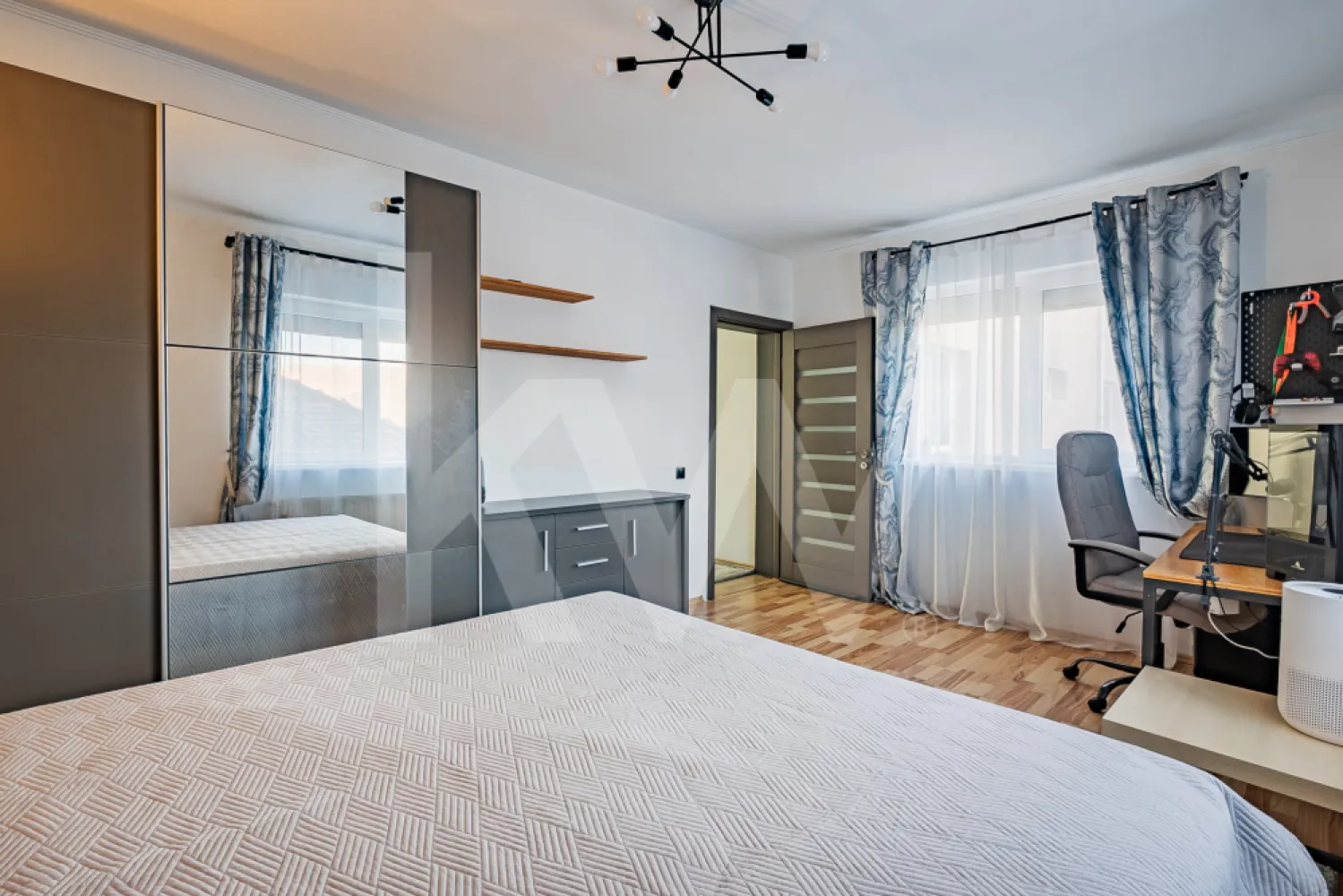 Apartament 3 camere - Etaj 1 - str. Lupeni - mobilat si utilat