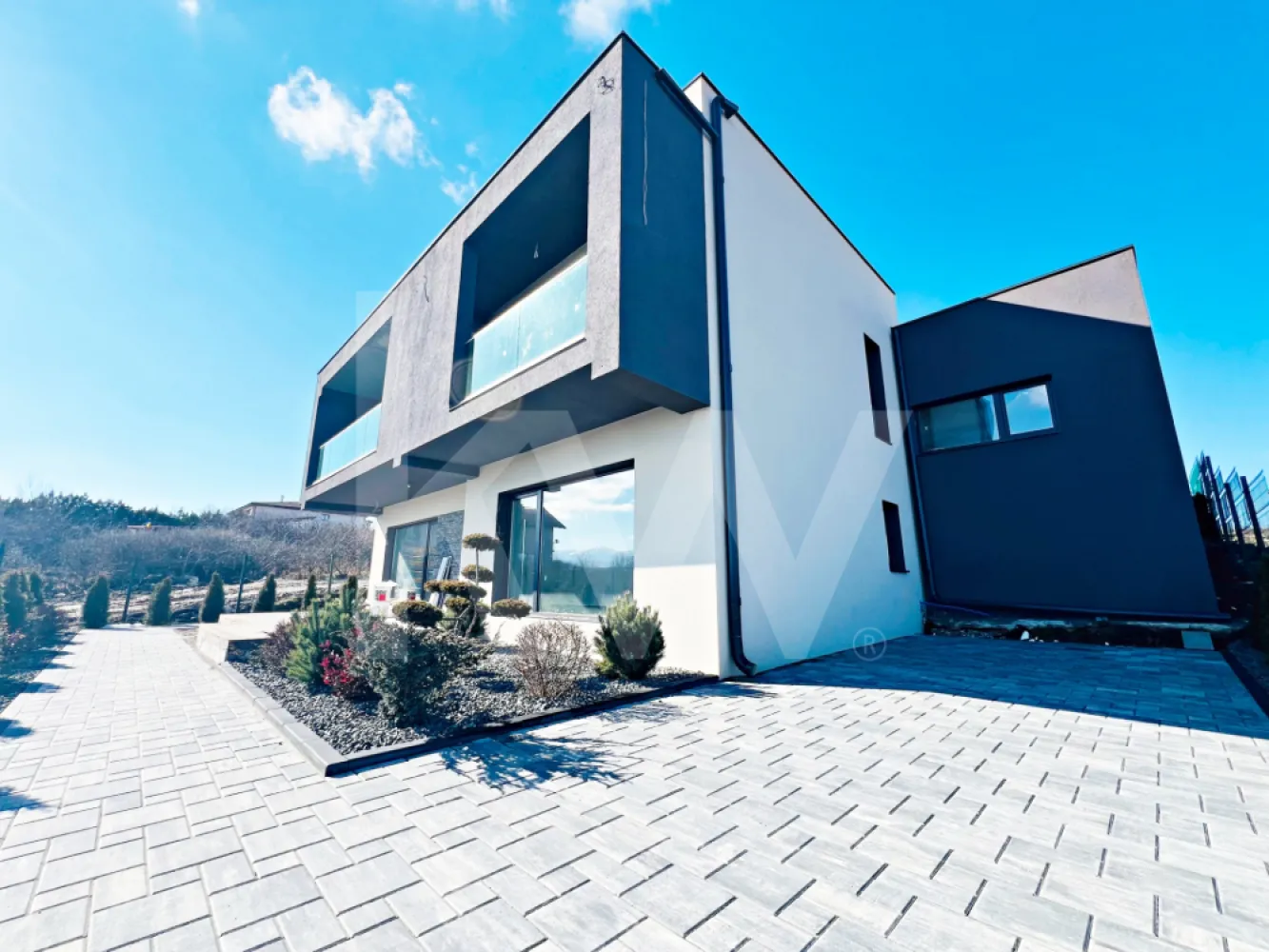 Casă Individuală modernă 4 cam–Teren 815 mp.SU 201 mp. Șelimbăr-Sibiu - Descoperă confortul unei case individuale, proiectată inteligent și construită cu materiale de calitate superioară, ideală pentru o familie care își dorește intimitate, spațiu și eficiență energetică.

Această locuință individuală, cu o arhitectură modernă și o compartimentare gândită pentru viața de zi cu zi, te așteaptă într-o zonă exclusiv de case, unde fiecare dimineață e o invitație la echilibru și confort.

 Teren de 490 mp + 325 mp suplimentari.  
Spațiul exterior combină perfect zona verde și pavajul necesar pentru utilitate și relaxare. Fie că visezi la seri de vară pe terasă, grătar cu prietenii sau un loc de joacă pentru cei mici, aici ai loc pentru tot.

În interior, casa îți oferă 201 mp utili plus 41 mp de terase și balcon — fiecare metru gândit pentru confort:

Parterul e dominat de un living luminos (30,5 mp) cu acces la terasă, o bucătărie spațioasă (27,1 mp), baie, spațiu tehnic, debara și un garaj generos (36,5 mp). La nevoie, acesta poate fi transformat într-un apartament tip studio, complet separat.

Etajul aduce 3 dormitoare spațioase, două băi, spații de depozitare și o panoramă superbă către munți de pe terasa dormitoarelor.

Construită bine, cu zidărie portantă de 30 cm, placă de beton cu termoizolație de 15 cm, polistiren de 10 cm la exterior și tâmplărie premium PVC Salamander (7 camere, 3 foi de sticlă), casa oferă un climat interior excelent în orice anotimp.

Și pentru că eficiența contează, beneficiezi de pompă de căldură 16 kW și încălzire în pardoseală, pentru un consum redus și confort total.

Situată aproape de autostradă, casa are un acces facil către Sibiu — ajungi rapid în oraș, dar trăiești departe de agitația lui.

Este mai mult decât o casă. E un început. E locul în care să-ți crești familia, să te retragi după o zi grea, să construiești amintiri.

Preț: 270 000 + TVA  de 21% inclus pentru predare finisată la cheie. 

Contactează-ne pentru detalii și o vizionare. S-ar putea ca această poveste... să fie a ta.