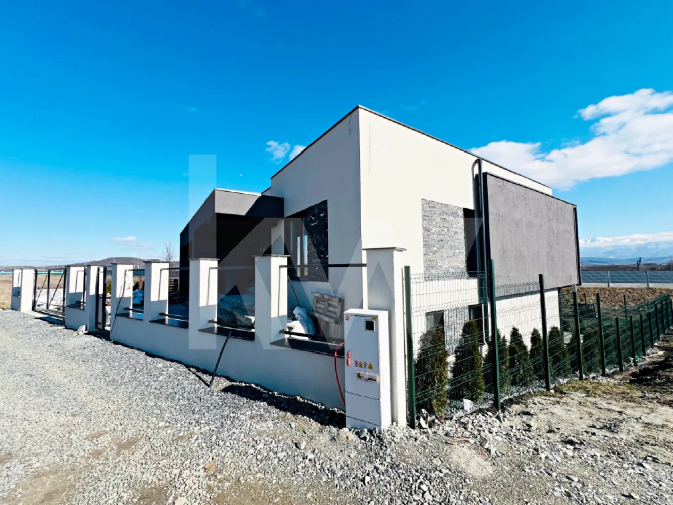 Casă Individuală modernă 4 cam–Teren 815 mp.SU 201 mp. Șelimbăr-Sibiu - Descoperă confortul unei case individuale, proiectată inteligent și construită cu materiale de calitate superioară, ideală pentru o familie care își dorește intimitate, spațiu și eficiență energetică.

Această locuință individuală, cu o arhitectură modernă și o compartimentare gândită pentru viața de zi cu zi, te așteaptă într-o zonă exclusiv de case, unde fiecare dimineață e o invitație la echilibru și confort.

 Teren de 490 mp + 325 mp suplimentari.  
Spațiul exterior combină perfect zona verde și pavajul necesar pentru utilitate și relaxare. Fie că visezi la seri de vară pe terasă, grătar cu prietenii sau un loc de joacă pentru cei mici, aici ai loc pentru tot.

În interior, casa îți oferă 201 mp utili plus 41 mp de terase și balcon — fiecare metru gândit pentru confort:

Parterul e dominat de un living luminos (30,5 mp) cu acces la terasă, o bucătărie spațioasă (27,1 mp), baie, spațiu tehnic, debara și un garaj generos (36,5 mp). La nevoie, acesta poate fi transformat într-un apartament tip studio, complet separat.

Etajul aduce 3 dormitoare spațioase, două băi, spații de depozitare și o panoramă superbă către munți de pe terasa dormitoarelor.

Construită bine, cu zidărie portantă de 30 cm, placă de beton cu termoizolație de 15 cm, polistiren de 10 cm la exterior și tâmplărie premium PVC Salamander (7 camere, 3 foi de sticlă), casa oferă un climat interior excelent în orice anotimp.

Și pentru că eficiența contează, beneficiezi de pompă de căldură 16 kW și încălzire în pardoseală, pentru un consum redus și confort total.

Situată aproape de autostradă, casa are un acces facil către Sibiu — ajungi rapid în oraș, dar trăiești departe de agitația lui.

Este mai mult decât o casă. E un început. E locul în care să-ți crești familia, să te retragi după o zi grea, să construiești amintiri.

Preț: 270 000 + TVA  de 21% inclus pentru predare finisată la cheie. 

Contactează-ne pentru detalii și o vizionare. S-ar putea ca această poveste... să fie a ta.
