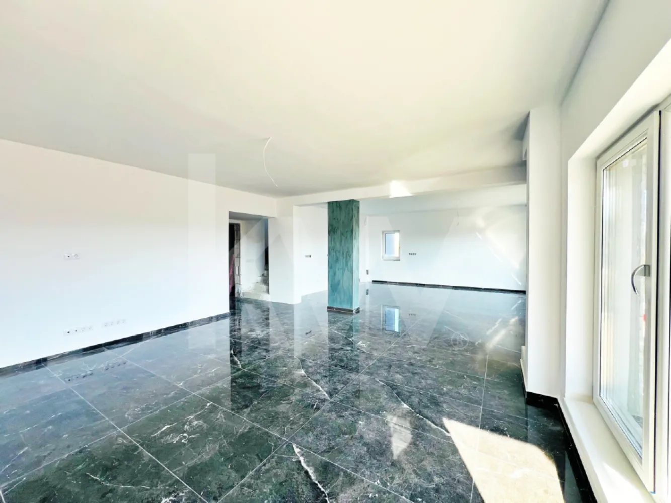 Casă Individuală modernă 4 cam–Teren 815 mp.SU 201 mp. Șelimbăr-Sibiu - Descoperă confortul unei case individuale, proiectată inteligent și construită cu materiale de calitate superioară, ideală pentru o familie care își dorește intimitate, spațiu și eficiență energetică.

Această locuință individuală, cu o arhitectură modernă și o compartimentare gândită pentru viața de zi cu zi, te așteaptă într-o zonă exclusiv de case, unde fiecare dimineață e o invitație la echilibru și confort.

 Teren de 490 mp + 325 mp suplimentari.  
Spațiul exterior combină perfect zona verde și pavajul necesar pentru utilitate și relaxare. Fie că visezi la seri de vară pe terasă, grătar cu prietenii sau un loc de joacă pentru cei mici, aici ai loc pentru tot.

În interior, casa îți oferă 201 mp utili plus 41 mp de terase și balcon — fiecare metru gândit pentru confort:

Parterul e dominat de un living luminos (30,5 mp) cu acces la terasă, o bucătărie spațioasă (27,1 mp), baie, spațiu tehnic, debara și un garaj generos (36,5 mp). La nevoie, acesta poate fi transformat într-un apartament tip studio, complet separat.

Etajul aduce 3 dormitoare spațioase, două băi, spații de depozitare și o panoramă superbă către munți de pe terasa dormitoarelor.

Construită bine, cu zidărie portantă de 30 cm, placă de beton cu termoizolație de 15 cm, polistiren de 10 cm la exterior și tâmplărie premium PVC Salamander (7 camere, 3 foi de sticlă), casa oferă un climat interior excelent în orice anotimp.

Și pentru că eficiența contează, beneficiezi de pompă de căldură 16 kW și încălzire în pardoseală, pentru un consum redus și confort total.

Situată aproape de autostradă, casa are un acces facil către Sibiu — ajungi rapid în oraș, dar trăiești departe de agitația lui.

Este mai mult decât o casă. E un început. E locul în care să-ți crești familia, să te retragi după o zi grea, să construiești amintiri.

Preț: 270 000 + TVA  de 21% inclus pentru predare finisată la cheie. 

Contactează-ne pentru detalii și o vizionare. S-ar putea ca această poveste... să fie a ta.