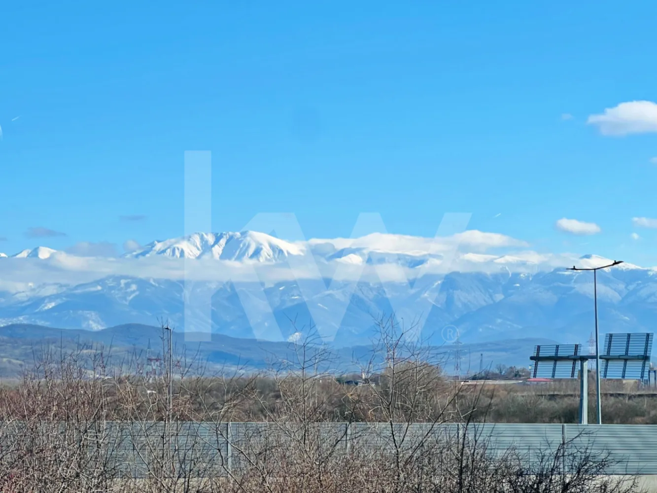 Casă Individuală modernă 4 cam–Teren 815 mp.SU 201 mp. Șelimbăr-Sibiu - Descoperă confortul unei case individuale, proiectată inteligent și construită cu materiale de calitate superioară, ideală pentru o familie care își dorește intimitate, spațiu și eficiență energetică.

Această locuință individuală, cu o arhitectură modernă și o compartimentare gândită pentru viața de zi cu zi, te așteaptă într-o zonă exclusiv de case, unde fiecare dimineață e o invitație la echilibru și confort.

 Teren de 490 mp + 325 mp suplimentari.  
Spațiul exterior combină perfect zona verde și pavajul necesar pentru utilitate și relaxare. Fie că visezi la seri de vară pe terasă, grătar cu prietenii sau un loc de joacă pentru cei mici, aici ai loc pentru tot.

În interior, casa îți oferă 201 mp utili plus 41 mp de terase și balcon — fiecare metru gândit pentru confort:

Parterul e dominat de un living luminos (30,5 mp) cu acces la terasă, o bucătărie spațioasă (27,1 mp), baie, spațiu tehnic, debara și un garaj generos (36,5 mp). La nevoie, acesta poate fi transformat într-un apartament tip studio, complet separat.

Etajul aduce 3 dormitoare spațioase, două băi, spații de depozitare și o panoramă superbă către munți de pe terasa dormitoarelor.

Construită bine, cu zidărie portantă de 30 cm, placă de beton cu termoizolație de 15 cm, polistiren de 10 cm la exterior și tâmplărie premium PVC Salamander (7 camere, 3 foi de sticlă), casa oferă un climat interior excelent în orice anotimp.

Și pentru că eficiența contează, beneficiezi de pompă de căldură 16 kW și încălzire în pardoseală, pentru un consum redus și confort total.

Situată aproape de autostradă, casa are un acces facil către Sibiu — ajungi rapid în oraș, dar trăiești departe de agitația lui.

Este mai mult decât o casă. E un început. E locul în care să-ți crești familia, să te retragi după o zi grea, să construiești amintiri.

Preț: 270 000 + TVA  de 21% inclus pentru predare finisată la cheie. 

Contactează-ne pentru detalii și o vizionare. S-ar putea ca această poveste... să fie a ta.