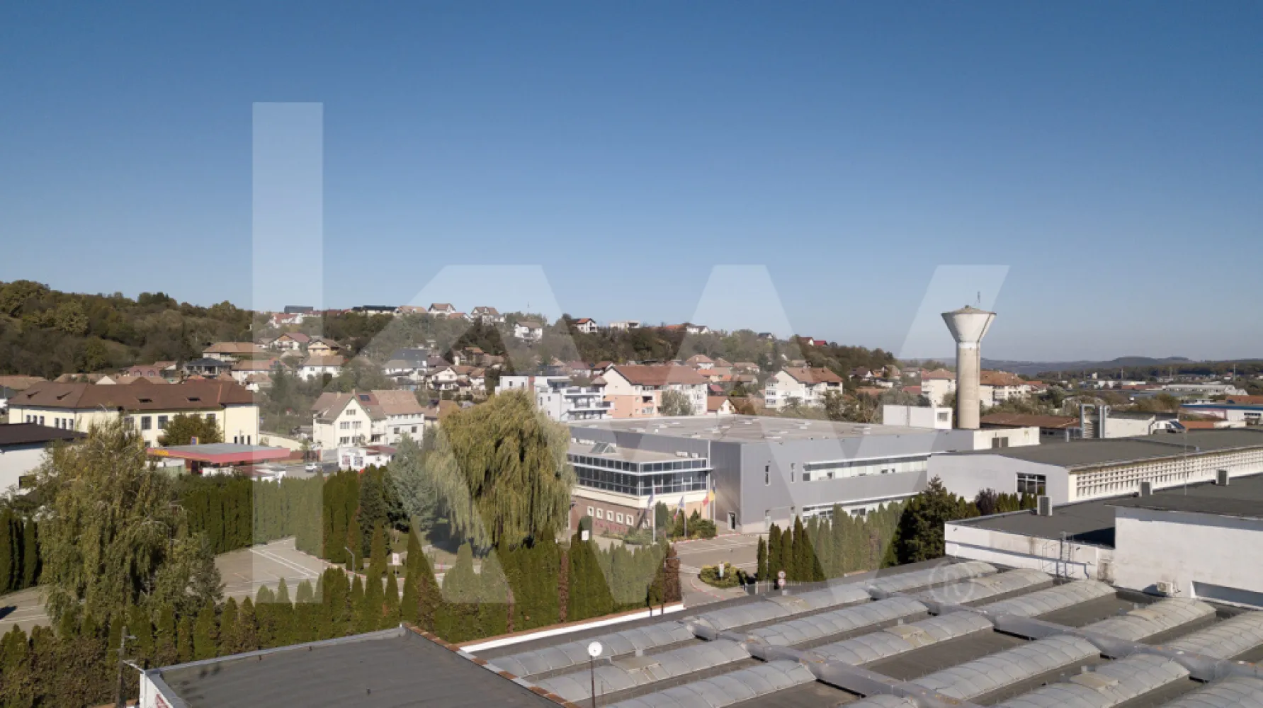 Complex Industrial de Vânzare – Zonă Industrială, Cisnădie, Sibiu -  Preț de vânzare: 1.730.000 EUR + TVA
 Suprafață teren: 5.457 mp
 Suprafață construită: 4.080 mp
 Utilități complete: Apă, canalizare, electricitate trifazată, gaz metan

Detalii Proprietate:
Acest complex industrial este amplasat strategic în Cisnădie, la doar 10 km de Sibiu. Include hale de producție, spații de birouri și depozitare, potrivite pentru diverse activități industriale și logistice. Zona beneficiază de acces rapid la autostrada A1 și o infrastructură de transport bine dezvoltată, facilitând mobilitatea personalului și accesul la resurse.

Caracteristici Clădiri:

Hala principală - 3.304 mp, compartimentată pentru activități industriale, cu rampe și uși mari de acces.
Clădire secundară - 317 mp, dotată cu birouri, vestiare, grupuri sanitare.
Clădire depozitare - 117 mp, utilizată ca spațiu de depozitare.
Copertină - 322 mp, structură metalică pentru depozitare.
Avantaje: 
 Acces rapid către Sibiu și autostradă
 Potențial de modernizare și extindere a facilităților
 Amplasare într-o zonă industrială dezvoltată