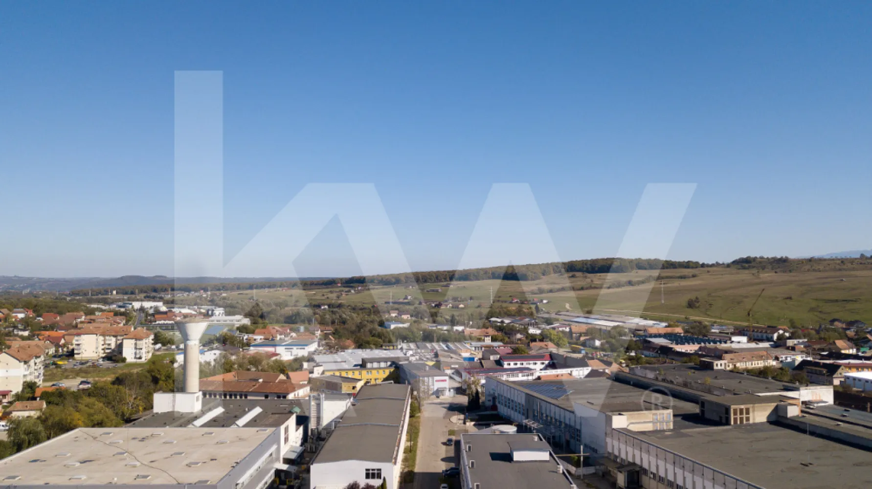Complex Industrial de Vânzare – Zonă Industrială, Cisnădie, Sibiu -  Preț de vânzare: 1.730.000 EUR + TVA
 Suprafață teren: 5.457 mp
 Suprafață construită: 4.080 mp
 Utilități complete: Apă, canalizare, electricitate trifazată, gaz metan

Detalii Proprietate:
Acest complex industrial este amplasat strategic în Cisnădie, la doar 10 km de Sibiu. Include hale de producție, spații de birouri și depozitare, potrivite pentru diverse activități industriale și logistice. Zona beneficiază de acces rapid la autostrada A1 și o infrastructură de transport bine dezvoltată, facilitând mobilitatea personalului și accesul la resurse.

Caracteristici Clădiri:

Hala principală - 3.304 mp, compartimentată pentru activități industriale, cu rampe și uși mari de acces.
Clădire secundară - 317 mp, dotată cu birouri, vestiare, grupuri sanitare.
Clădire depozitare - 117 mp, utilizată ca spațiu de depozitare.
Copertină - 322 mp, structură metalică pentru depozitare.
Avantaje: 
 Acces rapid către Sibiu și autostradă
 Potențial de modernizare și extindere a facilităților
 Amplasare într-o zonă industrială dezvoltată