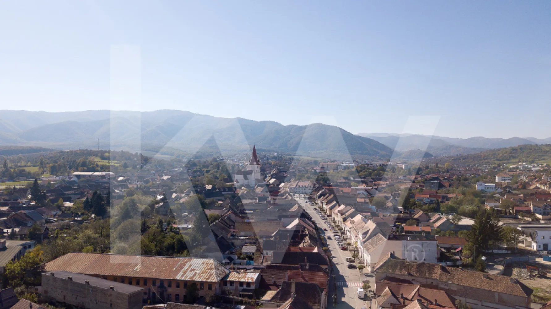 Complex Industrial de Vânzare – Zonă Industrială, Cisnădie, Sibiu -  Preț de vânzare: 1.730.000 EUR + TVA
 Suprafață teren: 5.457 mp
 Suprafață construită: 4.080 mp
 Utilități complete: Apă, canalizare, electricitate trifazată, gaz metan

Detalii Proprietate:
Acest complex industrial este amplasat strategic în Cisnădie, la doar 10 km de Sibiu. Include hale de producție, spații de birouri și depozitare, potrivite pentru diverse activități industriale și logistice. Zona beneficiază de acces rapid la autostrada A1 și o infrastructură de transport bine dezvoltată, facilitând mobilitatea personalului și accesul la resurse.

Caracteristici Clădiri:

Hala principală - 3.304 mp, compartimentată pentru activități industriale, cu rampe și uși mari de acces.
Clădire secundară - 317 mp, dotată cu birouri, vestiare, grupuri sanitare.
Clădire depozitare - 117 mp, utilizată ca spațiu de depozitare.
Copertină - 322 mp, structură metalică pentru depozitare.
Avantaje: 
 Acces rapid către Sibiu și autostradă
 Potențial de modernizare și extindere a facilităților
 Amplasare într-o zonă industrială dezvoltată