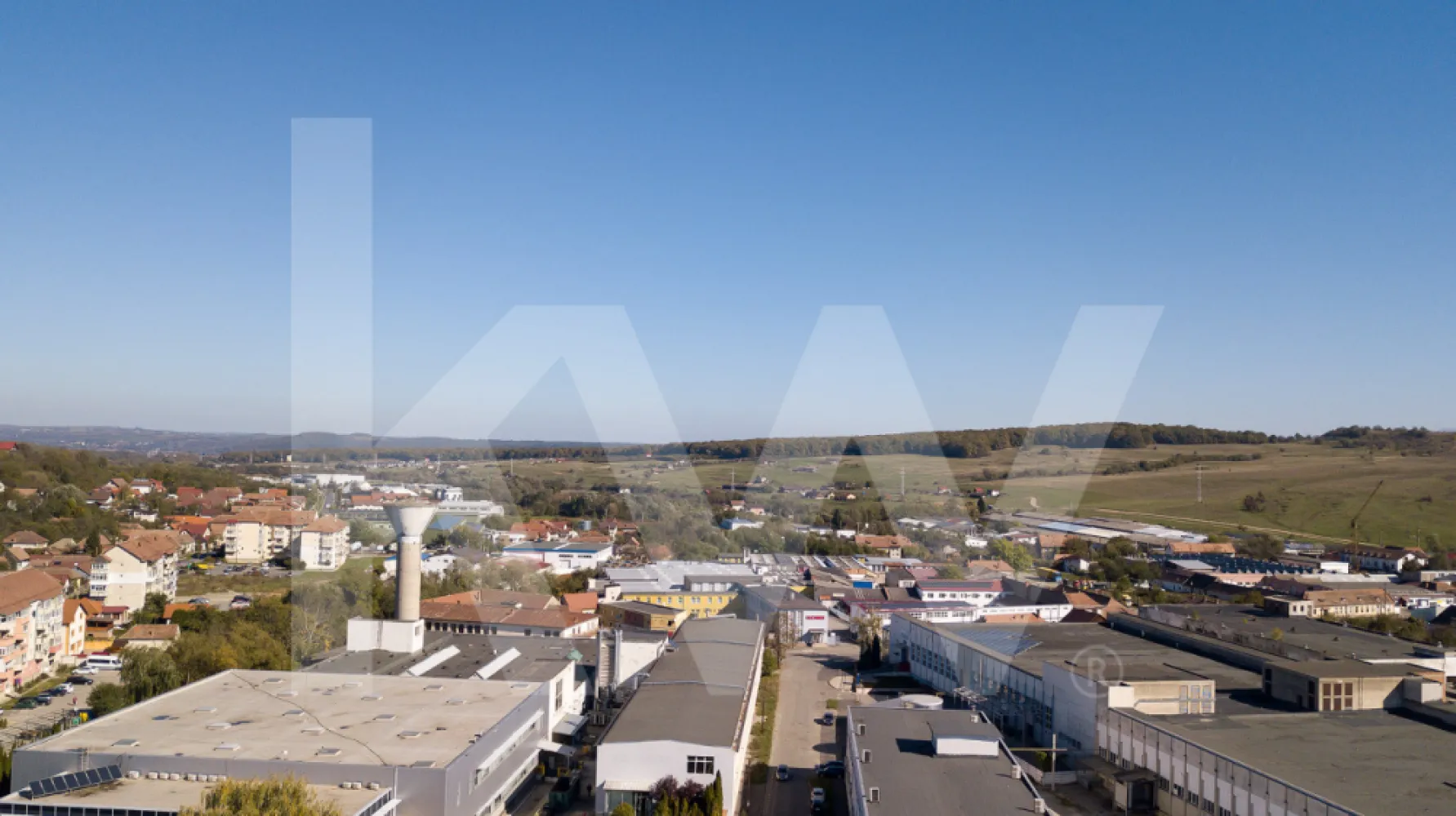 Complex Industrial de Vânzare – Zonă Industrială, Cisnădie, Sibiu -  Preț de vânzare: 1.730.000 EUR + TVA
 Suprafață teren: 5.457 mp
 Suprafață construită: 4.080 mp
 Utilități complete: Apă, canalizare, electricitate trifazată, gaz metan

Detalii Proprietate:
Acest complex industrial este amplasat strategic în Cisnădie, la doar 10 km de Sibiu. Include hale de producție, spații de birouri și depozitare, potrivite pentru diverse activități industriale și logistice. Zona beneficiază de acces rapid la autostrada A1 și o infrastructură de transport bine dezvoltată, facilitând mobilitatea personalului și accesul la resurse.

Caracteristici Clădiri:

Hala principală - 3.304 mp, compartimentată pentru activități industriale, cu rampe și uși mari de acces.
Clădire secundară - 317 mp, dotată cu birouri, vestiare, grupuri sanitare.
Clădire depozitare - 117 mp, utilizată ca spațiu de depozitare.
Copertină - 322 mp, structură metalică pentru depozitare.
Avantaje: 
 Acces rapid către Sibiu și autostradă
 Potențial de modernizare și extindere a facilităților
 Amplasare într-o zonă industrială dezvoltată