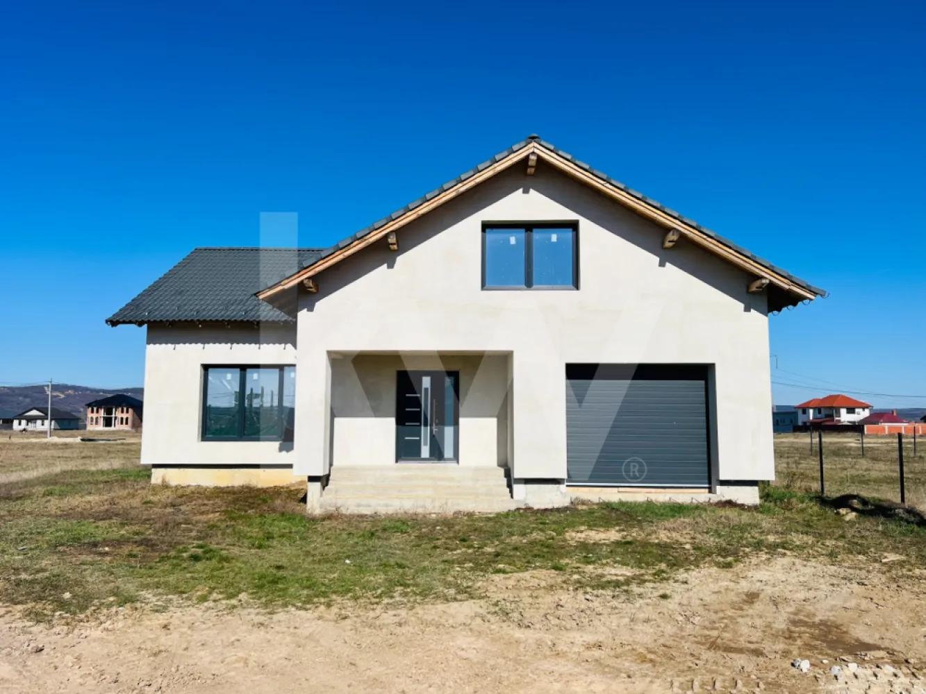 Casa unifamilială mare 5 cam, garaj, curte. Întabulată. Fughiu Oradea - Descriere
Casă spațioasă, construcție avansată, la doar 5 minute de Oradea – oportunitatea perfectă de a o finaliza după propriul gust!

Îți dorești o locuință modernă, într-o zonă liniștită, dar aproape de oraș? Această casă situată în Fughiu, comuna Oșorhei, îți oferă exact acest echilibru – confort, spațiu generos și libertatea de a o personaliza așa cum îți dorești.

Detalii generale:

Casă P+M (parter + mansardă)
Suprafață utilă: 204 mp
Parter: 128 mp
Construcție intabulată
Stadiu: la roșu în interior – ideal pentru a o amenaja după propriul stil
Dotări și stadiu lucrări:

Instalație electrică realizată parțial
Ferestre termopan montate
Izolație exterioară cu termosistem de 20 cm
Necesită aplicarea finisajului decorativ exterior
Utilități: apă și curent disponibile
Compartimentare inteligentă:

Parter:

Portic primitor
Hol de acces
Cameră de zi luminoasă
Bucătărie + cămară
Dormitor
Dressing
Baie + WC separat
Garaj auto
Spațiu tehnic
Terasă acoperită – perfectă pentru relaxare
Mansardă:

3 dormitoare
Hol
Baie
3 spații de depozitare
De ce merită această proprietate?

Locație excelentă, aproape de Oradea
Suprafață generoasă, ideală pentru familie
Posibilitatea de a finaliza și personaliza fiecare detaliu
Investiție sigură într-o zonă în dezvoltare
Dacă îți dorești o casă pe care să o transformi în "acasă", aceasta este alegerea perfectă!

Contactează-mă pentru mai multe detalii sau pentru o vizionare!