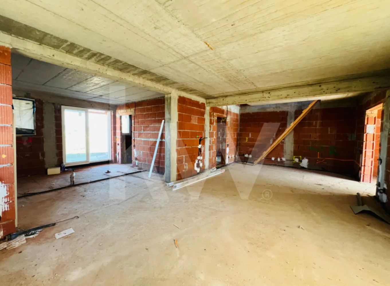 Casa unifamilială mare 5 cam, garaj, curte. Întabulată. Fughiu Oradea - Descriere
Casă spațioasă, construcție avansată, la doar 5 minute de Oradea – oportunitatea perfectă de a o finaliza după propriul gust!

Îți dorești o locuință modernă, într-o zonă liniștită, dar aproape de oraș? Această casă situată în Fughiu, comuna Oșorhei, îți oferă exact acest echilibru – confort, spațiu generos și libertatea de a o personaliza așa cum îți dorești.

Detalii generale:

Casă P+M (parter + mansardă)
Suprafață utilă: 204 mp
Parter: 128 mp
Construcție intabulată
Stadiu: la roșu în interior – ideal pentru a o amenaja după propriul stil
Dotări și stadiu lucrări:

Instalație electrică realizată parțial
Ferestre termopan montate
Izolație exterioară cu termosistem de 20 cm
Necesită aplicarea finisajului decorativ exterior
Utilități: apă și curent disponibile
Compartimentare inteligentă:

Parter:

Portic primitor
Hol de acces
Cameră de zi luminoasă
Bucătărie + cămară
Dormitor
Dressing
Baie + WC separat
Garaj auto
Spațiu tehnic
Terasă acoperită – perfectă pentru relaxare
Mansardă:

3 dormitoare
Hol
Baie
3 spații de depozitare
De ce merită această proprietate?

Locație excelentă, aproape de Oradea
Suprafață generoasă, ideală pentru familie
Posibilitatea de a finaliza și personaliza fiecare detaliu
Investiție sigură într-o zonă în dezvoltare
Dacă îți dorești o casă pe care să o transformi în "acasă", aceasta este alegerea perfectă!

Contactează-mă pentru mai multe detalii sau pentru o vizionare!