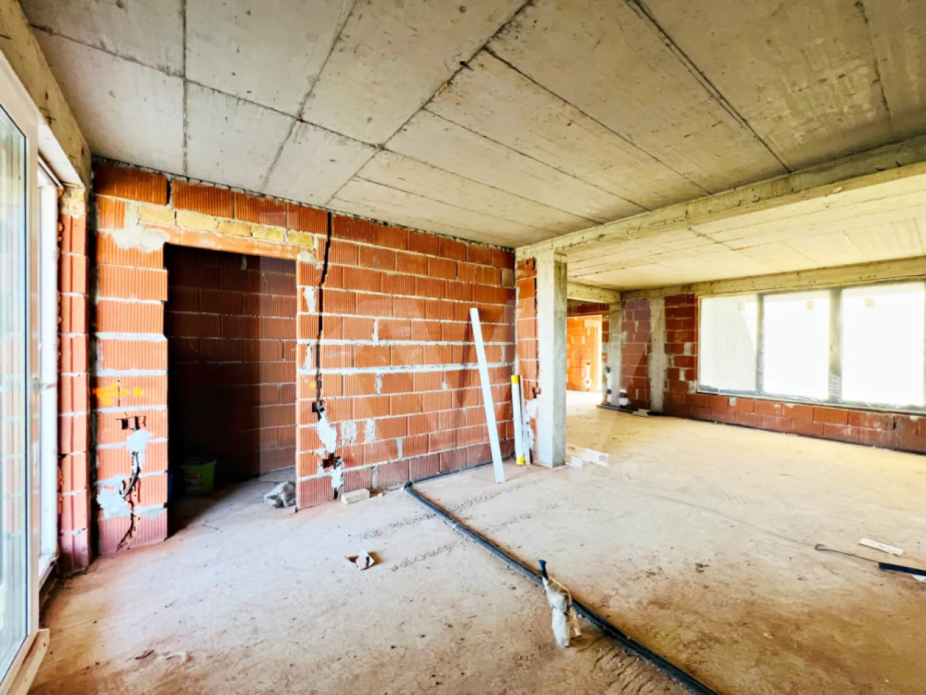 Casa unifamilială mare 5 cam, garaj, curte. Întabulată. Fughiu Oradea - Descriere
Casă spațioasă, construcție avansată, la doar 5 minute de Oradea – oportunitatea perfectă de a o finaliza după propriul gust!

Îți dorești o locuință modernă, într-o zonă liniștită, dar aproape de oraș? Această casă situată în Fughiu, comuna Oșorhei, îți oferă exact acest echilibru – confort, spațiu generos și libertatea de a o personaliza așa cum îți dorești.

Detalii generale:

Casă P+M (parter + mansardă)
Suprafață utilă: 204 mp
Parter: 128 mp
Construcție intabulată
Stadiu: la roșu în interior – ideal pentru a o amenaja după propriul stil
Dotări și stadiu lucrări:

Instalație electrică realizată parțial
Ferestre termopan montate
Izolație exterioară cu termosistem de 20 cm
Necesită aplicarea finisajului decorativ exterior
Utilități: apă și curent disponibile
Compartimentare inteligentă:

Parter:

Portic primitor
Hol de acces
Cameră de zi luminoasă
Bucătărie + cămară
Dormitor
Dressing
Baie + WC separat
Garaj auto
Spațiu tehnic
Terasă acoperită – perfectă pentru relaxare
Mansardă:

3 dormitoare
Hol
Baie
3 spații de depozitare
De ce merită această proprietate?

Locație excelentă, aproape de Oradea
Suprafață generoasă, ideală pentru familie
Posibilitatea de a finaliza și personaliza fiecare detaliu
Investiție sigură într-o zonă în dezvoltare
Dacă îți dorești o casă pe care să o transformi în "acasă", aceasta este alegerea perfectă!

Contactează-mă pentru mai multe detalii sau pentru o vizionare!