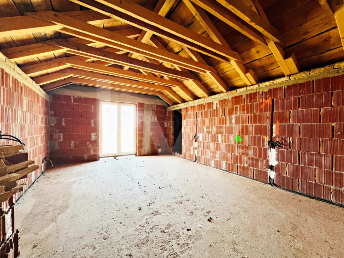 Casa unifamilială mare 5 cam, garaj, curte. Întabulată. Fughiu Oradea - Descriere
Casă spațioasă, construcție avansată, la doar 5 minute de Oradea – oportunitatea perfectă de a o finaliza după propriul gust!

Îți dorești o locuință modernă, într-o zonă liniștită, dar aproape de oraș? Această casă situată în Fughiu, comuna Oșorhei, îți oferă exact acest echilibru – confort, spațiu generos și libertatea de a o personaliza așa cum îți dorești.

Detalii generale:

Casă P+M (parter + mansardă)
Suprafață utilă: 204 mp
Parter: 128 mp
Construcție intabulată
Stadiu: la roșu în interior – ideal pentru a o amenaja după propriul stil
Dotări și stadiu lucrări:

Instalație electrică realizată parțial
Ferestre termopan montate
Izolație exterioară cu termosistem de 20 cm
Necesită aplicarea finisajului decorativ exterior
Utilități: apă și curent disponibile
Compartimentare inteligentă:

Parter:

Portic primitor
Hol de acces
Cameră de zi luminoasă
Bucătărie + cămară
Dormitor
Dressing
Baie + WC separat
Garaj auto
Spațiu tehnic
Terasă acoperită – perfectă pentru relaxare
Mansardă:

3 dormitoare
Hol
Baie
3 spații de depozitare
De ce merită această proprietate?

Locație excelentă, aproape de Oradea
Suprafață generoasă, ideală pentru familie
Posibilitatea de a finaliza și personaliza fiecare detaliu
Investiție sigură într-o zonă în dezvoltare
Dacă îți dorești o casă pe care să o transformi în "acasă", aceasta este alegerea perfectă!

Contactează-mă pentru mai multe detalii sau pentru o vizionare!