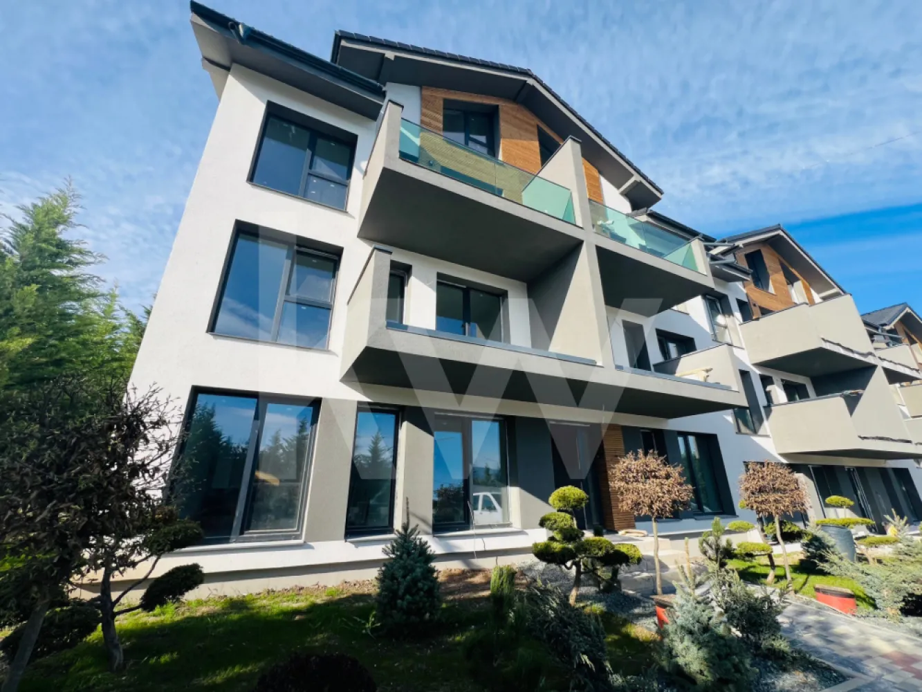 Apartament 2 camere + curte 50 mp - Natura la tine acasă! Cristian-SiBiU - Apartament 2 camere de Vânzare în Cartierul DaVinci – Cristian, Sibiu
Curte, Locație Premium, Priveliște Panoramică, Natură la Tine Acasă

Vă prezentăm un  apartament bine compartimentat, aflat intr-un imobil deosebit, situat într-o zonă înaltă, retrasă și liniștită a cartierului DaVinci din Cristian – Sibiu. 
Living + bucătărie = 30 mp
Dormitor = 13 mp
Baie = 4,5 mp
hol = 2,2 mp
Curte 50 mp

Complexul  în care se află apartamentul este format din blocuri tip vilă înșiruite, fiecare cu 7 case de scară și câte 7 apartamente – doar două pe etaj și unul la mansardă, asigurând intimitate și confort.

Poziționare excelentă – panoramă unică asupra Mărginimii Sibiului, Munților Făgăraș și localității Cristian.
Mediu natural bogat – vegetație abundentă și aer curat.

Sistem de plată; 
avans 15% + 85% la CVC = 89900 euro
La acest preț se adugă TVA-ul 

Alte tipuri de apartamente disponibile cu predarea finisaj la alb
3 camere, (SU 61,4 mp) spațiu generos, 2 băi + terasă 7 mp = 89 900 euro + TVA
3 camere, (SU 61,4 mp) spațiu generos, 2 băi + curte 50 mp - parter = 99 900 euro + TVA
ideale pentru cupluri sau investiții; 
PENTRU FINISAJ LA CHEIE SE MAI ADAUGA 10000 EURO + TVA

Toate apartamentele sunt decomandate, cu living open-space și bucătărie.
Un loc de parcare inclus în preț

Spații exterioare:
Parter – curți private de 50–110 mp;
Etaj – terase generoase de 7 mp.
Stadiu de predare – La alb 

Buget finisaje la cheie: 
Pereți și tavane finisate cu vopsea lavabilă albă;
Gresie și faianță – buget 60 lei/mp;
Tâmplărie PVC Salamander – 7 camere, 3 foi de sticlă;
Ușă metalică de intrare și uși interioare – buget 1.250 lei/ușă;
Încălzire în pardoseală cu pompa de căldură aer-apă;
Obiecte sanitare incluse – buget 2.500 lei/baie;
Instalație electrică completă – buget 15 lei/priză;
Termoizolație exterioară cu polistiren de 20 cm și tencuială decorativă;
Izolație pod cu vată minerală 20 cm + gips-carton;
Loc de parcare inclus (amenajat cu pavaj); loc suplimentar disponibil la 5.000 € + TVA.
Termen de predare august 2026!

OFERTA! in luna aprilie 2026 se ofera doua locuri de parcare incluse in pret!!!!

Contactează-ne pentru mai multe detalii sau o vizionare!
Fă-ți casa într-un cadru natural, liniștit, dar aproape de Sibiu.

