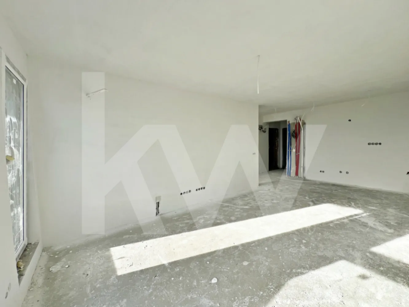 Apartament 2 camere + curte 50 mp - Natura la tine acasă! Cristian-SiBiU - Apartament 2 camere de Vânzare în Cartierul DaVinci – Cristian, Sibiu
Curte, Locație Premium, Priveliște Panoramică, Natură la Tine Acasă

Vă prezentăm un  apartament bine compartimentat, aflat intr-un imobil deosebit, situat într-o zonă înaltă, retrasă și liniștită a cartierului DaVinci din Cristian – Sibiu. 
Living + bucătărie = 30 mp
Dormitor = 13 mp
Baie = 4,5 mp
hol = 2,2 mp
Curte 50 mp

Complexul  în care se află apartamentul este format din blocuri tip vilă înșiruite, fiecare cu 7 case de scară și câte 7 apartamente – doar două pe etaj și unul la mansardă, asigurând intimitate și confort.

Poziționare excelentă – panoramă unică asupra Mărginimii Sibiului, Munților Făgăraș și localității Cristian.
Mediu natural bogat – vegetație abundentă și aer curat.

Sistem de plată; 
avans 15% + 85% la CVC = 89900 euro
La acest preț se adugă TVA-ul 

Alte tipuri de apartamente disponibile cu predarea finisaj la alb
3 camere, (SU 61,4 mp) spațiu generos, 2 băi + terasă 7 mp = 89 900 euro + TVA
3 camere, (SU 61,4 mp) spațiu generos, 2 băi + curte 50 mp - parter = 99 900 euro + TVA
ideale pentru cupluri sau investiții; 
PENTRU FINISAJ LA CHEIE SE MAI ADAUGA 10000 EURO + TVA

Toate apartamentele sunt decomandate, cu living open-space și bucătărie.
Un loc de parcare inclus în preț

Spații exterioare:
Parter – curți private de 50–110 mp;
Etaj – terase generoase de 7 mp.
Stadiu de predare – La alb 

Buget finisaje la cheie: 
Pereți și tavane finisate cu vopsea lavabilă albă;
Gresie și faianță – buget 60 lei/mp;
Tâmplărie PVC Salamander – 7 camere, 3 foi de sticlă;
Ușă metalică de intrare și uși interioare – buget 1.250 lei/ușă;
Încălzire în pardoseală cu pompa de căldură aer-apă;
Obiecte sanitare incluse – buget 2.500 lei/baie;
Instalație electrică completă – buget 15 lei/priză;
Termoizolație exterioară cu polistiren de 20 cm și tencuială decorativă;
Izolație pod cu vată minerală 20 cm + gips-carton;
Loc de parcare inclus (amenajat cu pavaj); loc suplimentar disponibil la 5.000 € + TVA.
Termen de predare august 2026!

OFERTA! in luna aprilie 2026 se ofera doua locuri de parcare incluse in pret!!!!

Contactează-ne pentru mai multe detalii sau o vizionare!
Fă-ți casa într-un cadru natural, liniștit, dar aproape de Sibiu.

