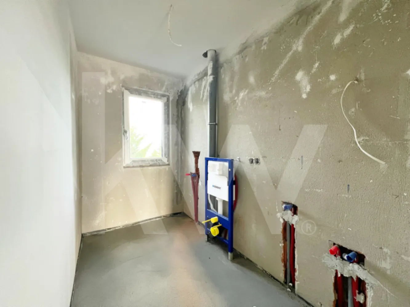 Apartament 2 camere + curte 50 mp - Natura la tine acasă! Cristian-SiBiU - Apartament 2 camere de Vânzare în Cartierul DaVinci – Cristian, Sibiu
Curte, Locație Premium, Priveliște Panoramică, Natură la Tine Acasă

Vă prezentăm un  apartament bine compartimentat, aflat intr-un imobil deosebit, situat într-o zonă înaltă, retrasă și liniștită a cartierului DaVinci din Cristian – Sibiu. 
Living + bucătărie = 30 mp
Dormitor = 13 mp
Baie = 4,5 mp
hol = 2,2 mp
Curte 50 mp

Complexul  în care se află apartamentul este format din blocuri tip vilă înșiruite, fiecare cu 7 case de scară și câte 7 apartamente – doar două pe etaj și unul la mansardă, asigurând intimitate și confort.

Poziționare excelentă – panoramă unică asupra Mărginimii Sibiului, Munților Făgăraș și localității Cristian.
Mediu natural bogat – vegetație abundentă și aer curat.

Sistem de plată; 
avans 15% + 85% la CVC = 89900 euro
La acest preț se adugă TVA-ul 

Alte tipuri de apartamente disponibile cu predarea finisaj la alb
3 camere, (SU 61,4 mp) spațiu generos, 2 băi + terasă 7 mp = 89 900 euro + TVA
3 camere, (SU 61,4 mp) spațiu generos, 2 băi + curte 50 mp - parter = 99 900 euro + TVA
ideale pentru cupluri sau investiții; 
PENTRU FINISAJ LA CHEIE SE MAI ADAUGA 10000 EURO + TVA

Toate apartamentele sunt decomandate, cu living open-space și bucătărie.
Un loc de parcare inclus în preț

Spații exterioare:
Parter – curți private de 50–110 mp;
Etaj – terase generoase de 7 mp.
Stadiu de predare – La alb 

Buget finisaje la cheie: 
Pereți și tavane finisate cu vopsea lavabilă albă;
Gresie și faianță – buget 60 lei/mp;
Tâmplărie PVC Salamander – 7 camere, 3 foi de sticlă;
Ușă metalică de intrare și uși interioare – buget 1.250 lei/ușă;
Încălzire în pardoseală cu pompa de căldură aer-apă;
Obiecte sanitare incluse – buget 2.500 lei/baie;
Instalație electrică completă – buget 15 lei/priză;
Termoizolație exterioară cu polistiren de 20 cm și tencuială decorativă;
Izolație pod cu vată minerală 20 cm + gips-carton;
Loc de parcare inclus (amenajat cu pavaj); loc suplimentar disponibil la 5.000 € + TVA.
Termen de predare august 2026!

OFERTA! in luna aprilie 2026 se ofera doua locuri de parcare incluse in pret!!!!

Contactează-ne pentru mai multe detalii sau o vizionare!
Fă-ți casa într-un cadru natural, liniștit, dar aproape de Sibiu.

