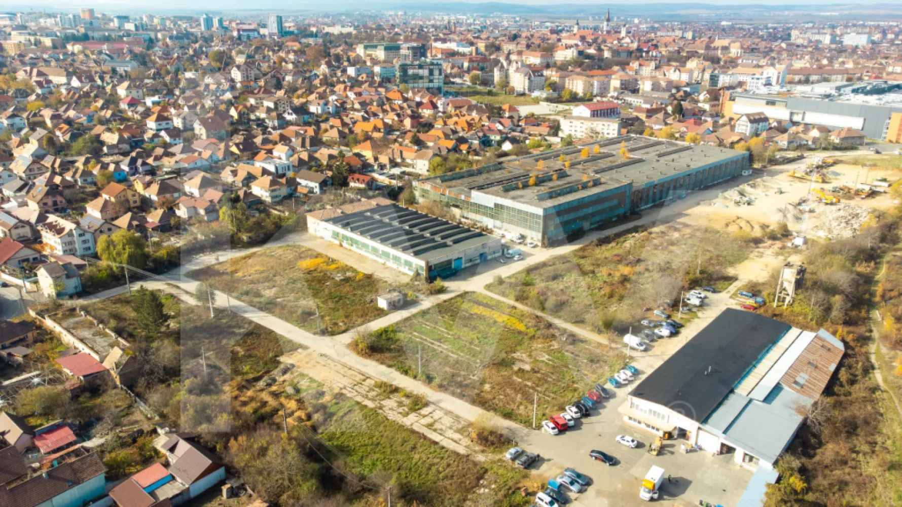 Teren pentru Dezvoltare Rezidențial-Comercială – Zonă Trei Stejari, Sibiu -  Preț de vânzare: 1.402.920 EUR + TVA
 Suprafață teren: 5.196 mp
 Regim de înălțime : D+P+3E+Er (Demisol, Parter, 3 Etaje și Etaj Retras) 
 POT: 70%
 CUT: 1,6
PUZ în curs de aprobare.

Detalii Teren:
Acest teren pentru dezvoltare mixtă este amplasat strategic în cartierul Trei Stejari din Sibiu, pe fosta platformă industrială Simerom. Este ideal pentru proiecte rezidențial-comerciale, oferind multiple opțiuni pentru locuințe și spații comerciale la parter. Zona beneficiază de acces facil la transportul public, centre comerciale, spitale și instituții educaționale, făcând-o atractivă atât pentru investitori, cât și pentru viitorii locatari.

Avantaje:
 Proximitate față de Promenada Mall, spitale și școli
 Acces facil la rețeaua de transport public și centrul vechi al orașului
 Flexibilitate în utilizare pentru dezvoltări rezidențiale și comerciale

Investiție sigură într-o zonă bună. Pentru mai multe informații, contactați-ne pe numărul afișat.