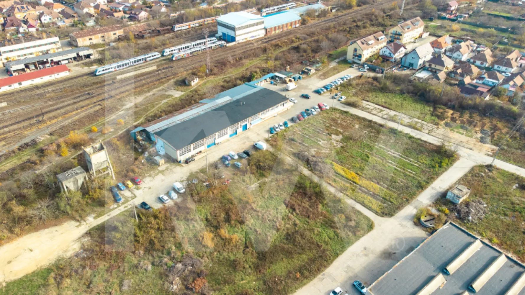 Teren pentru Dezvoltare Rezidențial-Comercială – Zonă Trei Stejari, Sibiu -  Preț de vânzare: 1.402.920 EUR + TVA
 Suprafață teren: 5.196 mp
 Regim de înălțime : D+P+3E+Er (Demisol, Parter, 3 Etaje și Etaj Retras) 
 POT: 70%
 CUT: 1,6
PUZ în curs de aprobare.

Detalii Teren:
Acest teren pentru dezvoltare mixtă este amplasat strategic în cartierul Trei Stejari din Sibiu, pe fosta platformă industrială Simerom. Este ideal pentru proiecte rezidențial-comerciale, oferind multiple opțiuni pentru locuințe și spații comerciale la parter. Zona beneficiază de acces facil la transportul public, centre comerciale, spitale și instituții educaționale, făcând-o atractivă atât pentru investitori, cât și pentru viitorii locatari.

Avantaje:
 Proximitate față de Promenada Mall, spitale și școli
 Acces facil la rețeaua de transport public și centrul vechi al orașului
 Flexibilitate în utilizare pentru dezvoltări rezidențiale și comerciale

Investiție sigură într-o zonă bună. Pentru mai multe informații, contactați-ne pe numărul afișat.