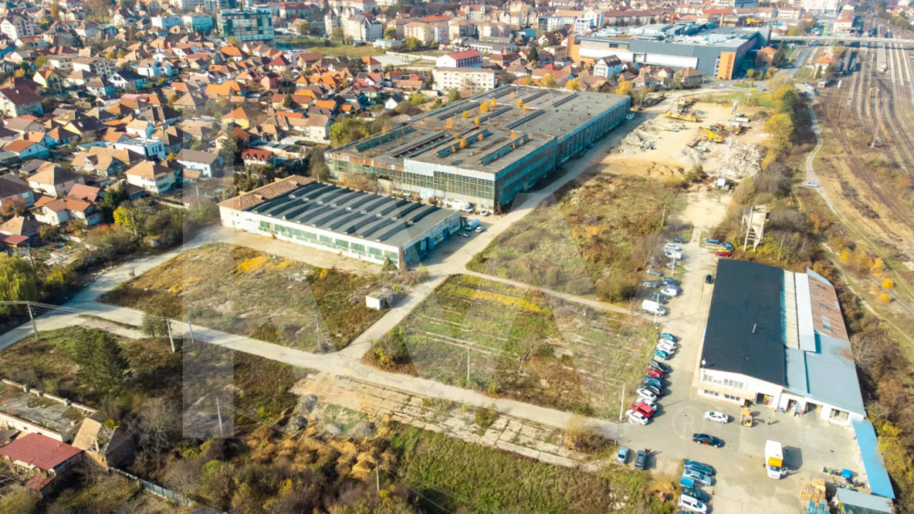 Teren pentru Dezvoltare Rezidențial-Comercială – Zonă Trei Stejari, Sibiu -  Preț de vânzare: 1.402.920 EUR + TVA
 Suprafață teren: 5.196 mp
 Regim de înălțime : D+P+3E+Er (Demisol, Parter, 3 Etaje și Etaj Retras) 
 POT: 70%
 CUT: 1,6
PUZ în curs de aprobare.

Detalii Teren:
Acest teren pentru dezvoltare mixtă este amplasat strategic în cartierul Trei Stejari din Sibiu, pe fosta platformă industrială Simerom. Este ideal pentru proiecte rezidențial-comerciale, oferind multiple opțiuni pentru locuințe și spații comerciale la parter. Zona beneficiază de acces facil la transportul public, centre comerciale, spitale și instituții educaționale, făcând-o atractivă atât pentru investitori, cât și pentru viitorii locatari.

Avantaje:
 Proximitate față de Promenada Mall, spitale și școli
 Acces facil la rețeaua de transport public și centrul vechi al orașului
 Flexibilitate în utilizare pentru dezvoltări rezidențiale și comerciale

Investiție sigură într-o zonă bună. Pentru mai multe informații, contactați-ne pe numărul afișat.