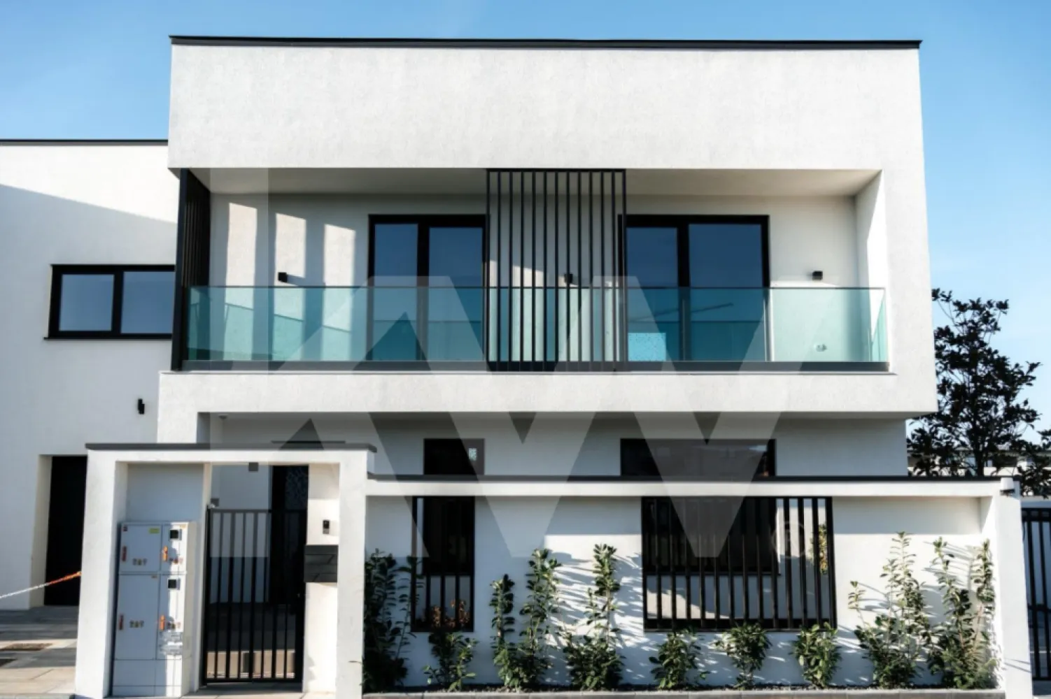 De vânzare casă tip duplex cu garaj în Selimbăr, Sibiu – construcție premium - Vă propunem spre achiziție o casă tip duplex situată în Șelimbăr, o zonă rezidențială aflată la doar câteva minute de Sibiu, ideală pentru familii care caută liniște, spațiu și confort, dar și acces rapid la facilitățile orașului.

Imobilul a fost construit cu atenție la detalii și materiale de calitate, pentru a fi locuit, nu pentru revânzare, ceea ce îi conferă un plus de durabilitate și funcționalitate.

Detalii proprietate:
Suprafață utilă: 153,9 mp
Teren: 350 mp

Compartimentare practică și bine gândită

PARTER (78,42 mp - cu tot cu garaj)
- Living + bucătărie open space: 40 mp
- Casa scării: 6,2 mp
- Grup sanitar: 4,56 mp
- Antreu: 8,46 mp
- Garaj: 19,2 mp

ETAJ (75,47 mp):
- Dormitor matrimonial: 18,57 mp + baie (5 mp) și dressing (5 mp)
- Dormitor 2: 13,4 mp
- Dormitor 3: 17,7 mp
- Baie: 5 mp
- Casa scării + hol: 10,8 mp

Caracteristici principale:

Împrejmuită cu din caramidă si beton cu elemente de gard, poartă pietonală și poartă auto automatizată, din aluminiu 
Izolație cu spumă pentru eficiență energetică ridicată
Încălzire în pardoseală în toată casa, inclusiv pe terasă și în garaj (schimbător de căldură)
Ferestre și uși Rehau Geneo (6 camere, 3 foi de sticlă) – economie de energie de până la 76%
Înălțimea tavanului peste standard, pentru un volum sporit de aer și un plus de confort
Centrală termică proprie 

Avantajele zonei Șelimbăr:

Proximitate de Sibiu – acces rapid la facilități urbane, educație, cultură și divertisment
Infrastructură în dezvoltare – asfaltări programate, piste pentru biciclete, poduri moderne, stații de încărcare pentru mașini electrice
Calitate a vieții – aer curat, apropiere de păduri și spații verzi pentru relaxare (Pădurea Șopa, râul Cibin)
Comunitate echilibrată – combinație între cartiere noi și zone tradiționale liniștite
Facilități pentru copii – creșe și grădinițe în construcție, transport școlar gratuit către Sibiu


la cerere se pune la dispoziție proiect de dessign interior (vezi randari)
Locație: Selimbăr, Sibiu – zonă liniștită, în plină dezvoltare, perfectă pentru familii

📞 Pentru mai multe detalii și vizionări, nu ezitați să ne contactați!