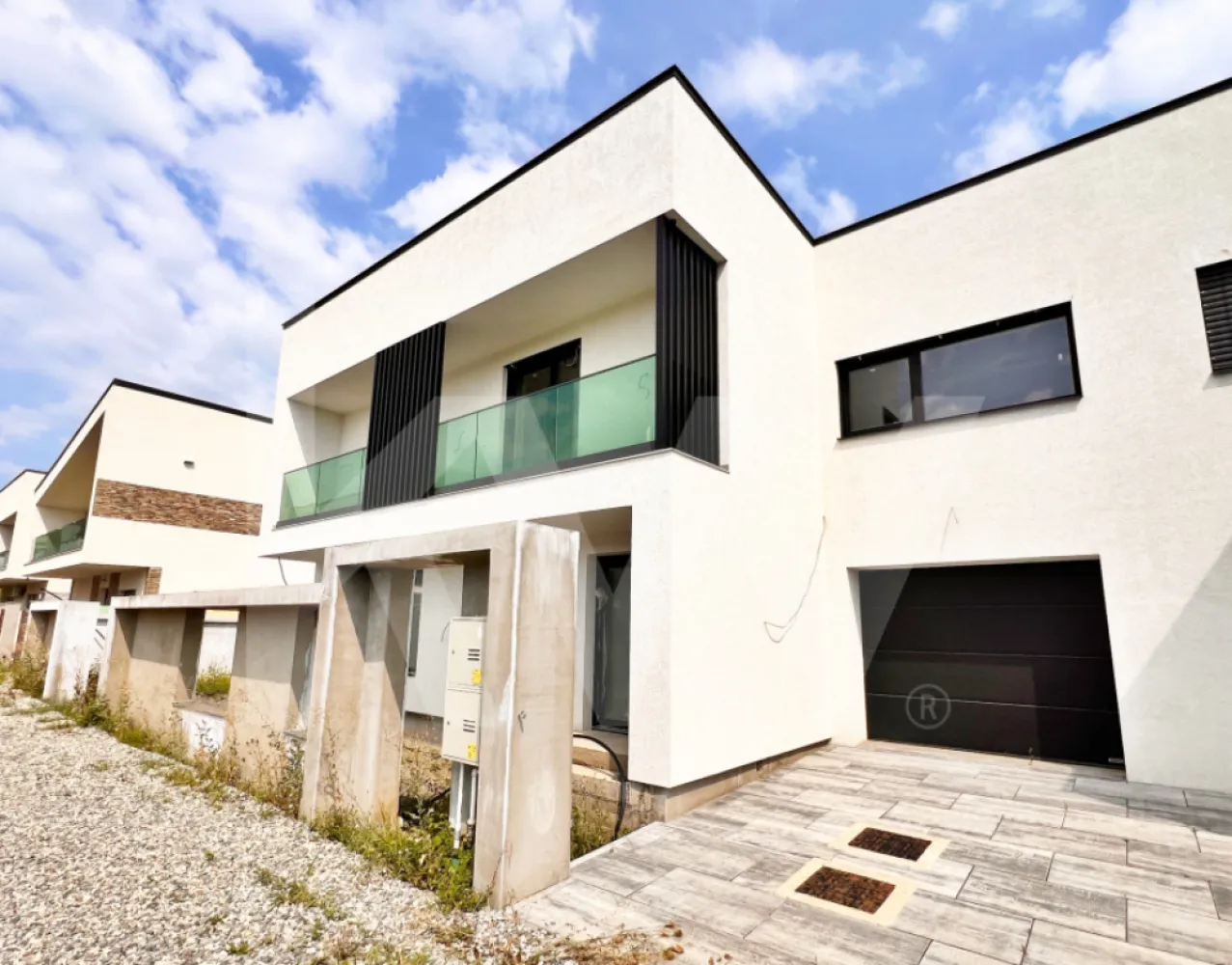 De vânzare casă tip duplex cu garaj în Selimbăr, Sibiu – construcție premium - Vă propunem spre achiziție o casă tip duplex situată în Șelimbăr, o zonă rezidențială aflată la doar câteva minute de Sibiu, ideală pentru familii care caută liniște, spațiu și confort, dar și acces rapid la facilitățile orașului.

Imobilul a fost construit cu atenție la detalii și materiale de calitate, pentru a fi locuit, nu pentru revânzare, ceea ce îi conferă un plus de durabilitate și funcționalitate.

Detalii proprietate:
Suprafață utilă: 153,9 mp
Teren: 350 mp

Compartimentare practică și bine gândită

PARTER (78,42 mp - cu tot cu garaj)
- Living + bucătărie open space: 40 mp
- Casa scării: 6,2 mp
- Grup sanitar: 4,56 mp
- Antreu: 8,46 mp
- Garaj: 19,2 mp

ETAJ (75,47 mp):
- Dormitor matrimonial: 18,57 mp + baie (5 mp) și dressing (5 mp)
- Dormitor 2: 13,4 mp
- Dormitor 3: 17,7 mp
- Baie: 5 mp
- Casa scării + hol: 10,8 mp

Caracteristici principale:

Împrejmuită cu din caramidă si beton cu elemente de gard, poartă pietonală și poartă auto automatizată, din aluminiu 
Izolație cu spumă pentru eficiență energetică ridicată
Încălzire în pardoseală în toată casa, inclusiv pe terasă și în garaj (schimbător de căldură)
Ferestre și uși Rehau Geneo (6 camere, 3 foi de sticlă) – economie de energie de până la 76%
Înălțimea tavanului peste standard, pentru un volum sporit de aer și un plus de confort
Centrală termică proprie 

Avantajele zonei Șelimbăr:

Proximitate de Sibiu – acces rapid la facilități urbane, educație, cultură și divertisment
Infrastructură în dezvoltare – asfaltări programate, piste pentru biciclete, poduri moderne, stații de încărcare pentru mașini electrice
Calitate a vieții – aer curat, apropiere de păduri și spații verzi pentru relaxare (Pădurea Șopa, râul Cibin)
Comunitate echilibrată – combinație între cartiere noi și zone tradiționale liniștite
Facilități pentru copii – creșe și grădinițe în construcție, transport școlar gratuit către Sibiu


la cerere se pune la dispoziție proiect de dessign interior (vezi randari)
Locație: Selimbăr, Sibiu – zonă liniștită, în plină dezvoltare, perfectă pentru familii

📞 Pentru mai multe detalii și vizionări, nu ezitați să ne contactați!