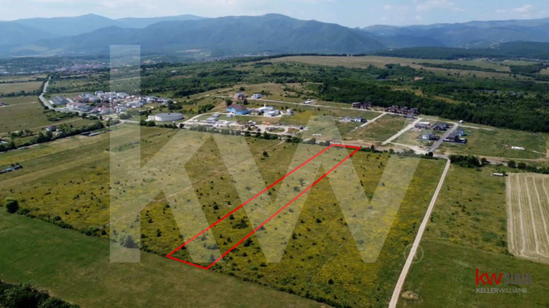Teren intravilan 5100 mp, Cisnadie - ideal pentru investitie -  Locație Google Maps: 45.739321, 24.153074
Suprafață totală: 5100 mp;
necesita PUZ ;
 Preț: Doar 58.72 euro/mp negociabil.

Avem terenul potrivit pentru tine!

Cauți un teren generos, cu potențial real de dezvoltare? Acest teren de 5.100 mp reprezintă oportunitatea perfectă pentru investitori, dezvoltatori sau persoane fizice care își doresc un spațiu amplu pentru proiecte personale.

Ideal pentru cei ce cauta o oportunitate de investitie într-o zonă cu priveliște panoramică spre munte și pădure.

 Avantaje cheie:

Suprafață mare – Ideal pentru construcții rezidențiale, ferme, hale sau alte proiecte de amploare.

Flexibilitate – Fiind neîmprejmuit, oferă libertate totală de parcelare, acces și amenajare după propriile nevoi.

Investiție solidă – Terenurile cu astfel de dimensiuni devin din ce în ce mai rare, mai ales în zone în dezvoltare.

Posibilitate de parcelare – Suprafața permite împărțirea în mai multe loturi, ceea ce poate genera profit pe termen mediu și lung.

 De ce să-l alegi?
Pentru că îți oferă spațiu, libertate, și un potențial pe care puține terenuri îl mai oferă la un preț competitiv. Fie că vrei să construiești, să investești sau să te retragi undeva cu aer curat și liniște, aici începe planul tău.

Programează o vizionare și lasă peisajul să-ți vorbească.