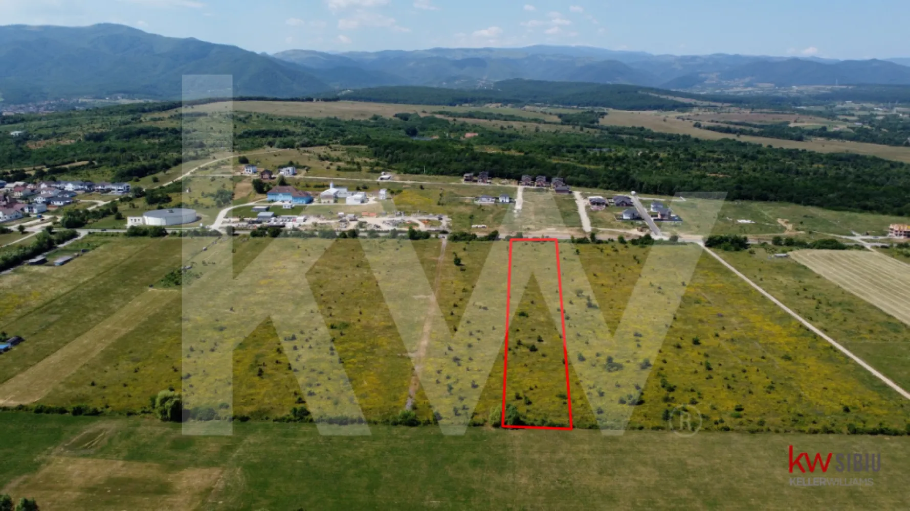 Teren intravilan 5100 mp, Cisnadie - ideal pentru investitie -  Locație Google Maps: 45.739321, 24.153074
Suprafață totală: 5100 mp;
necesita PUZ ;
 Preț: Doar 58.72 euro/mp negociabil.

Avem terenul potrivit pentru tine!

Cauți un teren generos, cu potențial real de dezvoltare? Acest teren de 5.100 mp reprezintă oportunitatea perfectă pentru investitori, dezvoltatori sau persoane fizice care își doresc un spațiu amplu pentru proiecte personale.

Ideal pentru cei ce cauta o oportunitate de investitie într-o zonă cu priveliște panoramică spre munte și pădure.

 Avantaje cheie:

Suprafață mare – Ideal pentru construcții rezidențiale, ferme, hale sau alte proiecte de amploare.

Flexibilitate – Fiind neîmprejmuit, oferă libertate totală de parcelare, acces și amenajare după propriile nevoi.

Investiție solidă – Terenurile cu astfel de dimensiuni devin din ce în ce mai rare, mai ales în zone în dezvoltare.

Posibilitate de parcelare – Suprafața permite împărțirea în mai multe loturi, ceea ce poate genera profit pe termen mediu și lung.

 De ce să-l alegi?
Pentru că îți oferă spațiu, libertate, și un potențial pe care puține terenuri îl mai oferă la un preț competitiv. Fie că vrei să construiești, să investești sau să te retragi undeva cu aer curat și liniște, aici începe planul tău.

Programează o vizionare și lasă peisajul să-ți vorbească.