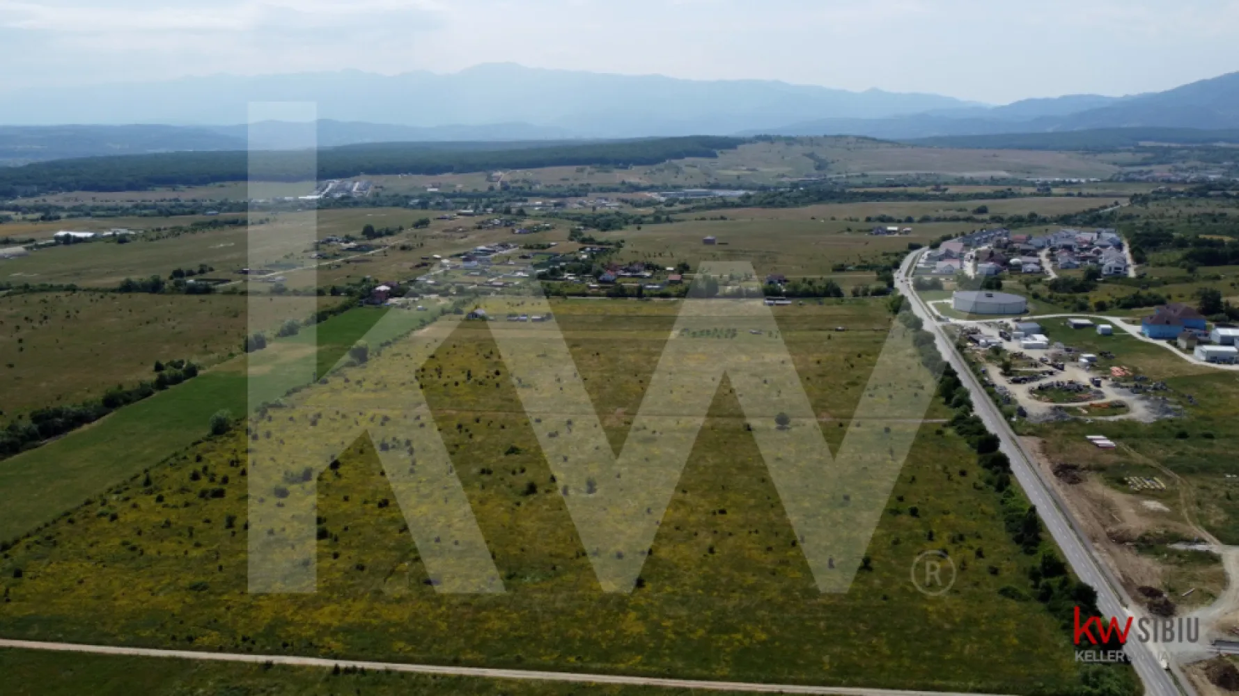 Teren intravilan 5100 mp, Cisnadie - ideal pentru investitie -  Locație Google Maps: 45.739321, 24.153074
Suprafață totală: 5100 mp;
necesita PUZ ;
 Preț: Doar 58.72 euro/mp negociabil.

Avem terenul potrivit pentru tine!

Cauți un teren generos, cu potențial real de dezvoltare? Acest teren de 5.100 mp reprezintă oportunitatea perfectă pentru investitori, dezvoltatori sau persoane fizice care își doresc un spațiu amplu pentru proiecte personale.

Ideal pentru cei ce cauta o oportunitate de investitie într-o zonă cu priveliște panoramică spre munte și pădure.

 Avantaje cheie:

Suprafață mare – Ideal pentru construcții rezidențiale, ferme, hale sau alte proiecte de amploare.

Flexibilitate – Fiind neîmprejmuit, oferă libertate totală de parcelare, acces și amenajare după propriile nevoi.

Investiție solidă – Terenurile cu astfel de dimensiuni devin din ce în ce mai rare, mai ales în zone în dezvoltare.

Posibilitate de parcelare – Suprafața permite împărțirea în mai multe loturi, ceea ce poate genera profit pe termen mediu și lung.

 De ce să-l alegi?
Pentru că îți oferă spațiu, libertate, și un potențial pe care puține terenuri îl mai oferă la un preț competitiv. Fie că vrei să construiești, să investești sau să te retragi undeva cu aer curat și liniște, aici începe planul tău.

Programează o vizionare și lasă peisajul să-ți vorbească.