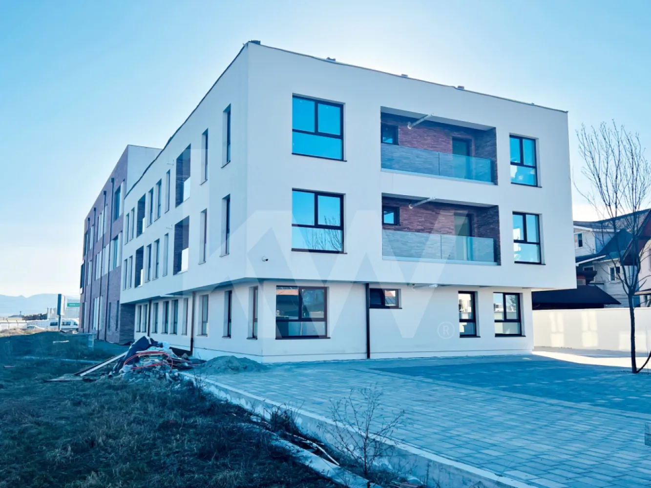 Apartament tip Studio-36,6 mp, bloc modern. Șelimbăr, lângă Shopping City Sibiu - Apartament Tip Studio, 2 camere 36,6 mp in bloc modern – Șelimbăr, lângă Shopping City Sibiu

Dacă îți dorești un apartament pe care să îl amenajezi exact așa cum ai visat, acesta poate fi alegerea perfectă.

Îți propunem un apartament cu 2 camere, cu suprafața utilă de 36,6 mp, situat la parter într-un bloc cu design modern și regim redus de înălțime (P+2) din Șelimbăr, la doar câteva minute de Shopping City Sibiu.

Locuința este finisată la alb, ceea ce îți oferă libertatea de a-ți crea propriul stil: de la culori și materiale, până la fiecare detaliu care transformă un apartament într-un adevărat „acasă”.

Compartimentarea este practică și luminoasă:

- hol de intrare 
- living cu bucătărie open space
- dormitor 
- baie

Blocul are design modern, este construit într-o zonă liniștită din Șelimbăr, dar în același timp foarte aproape de zonele comerciale, supermarketuri, restaurante și alte puncte de interes.

Este locul potrivit pentru cei care vor să își creeze un spațiu personal, amenajat exact după propriul gust, într-o zonă foarte buna. 

Pentru mai multe informații sau pentru programarea unei vizionări, te invităm să ne contactezi.
