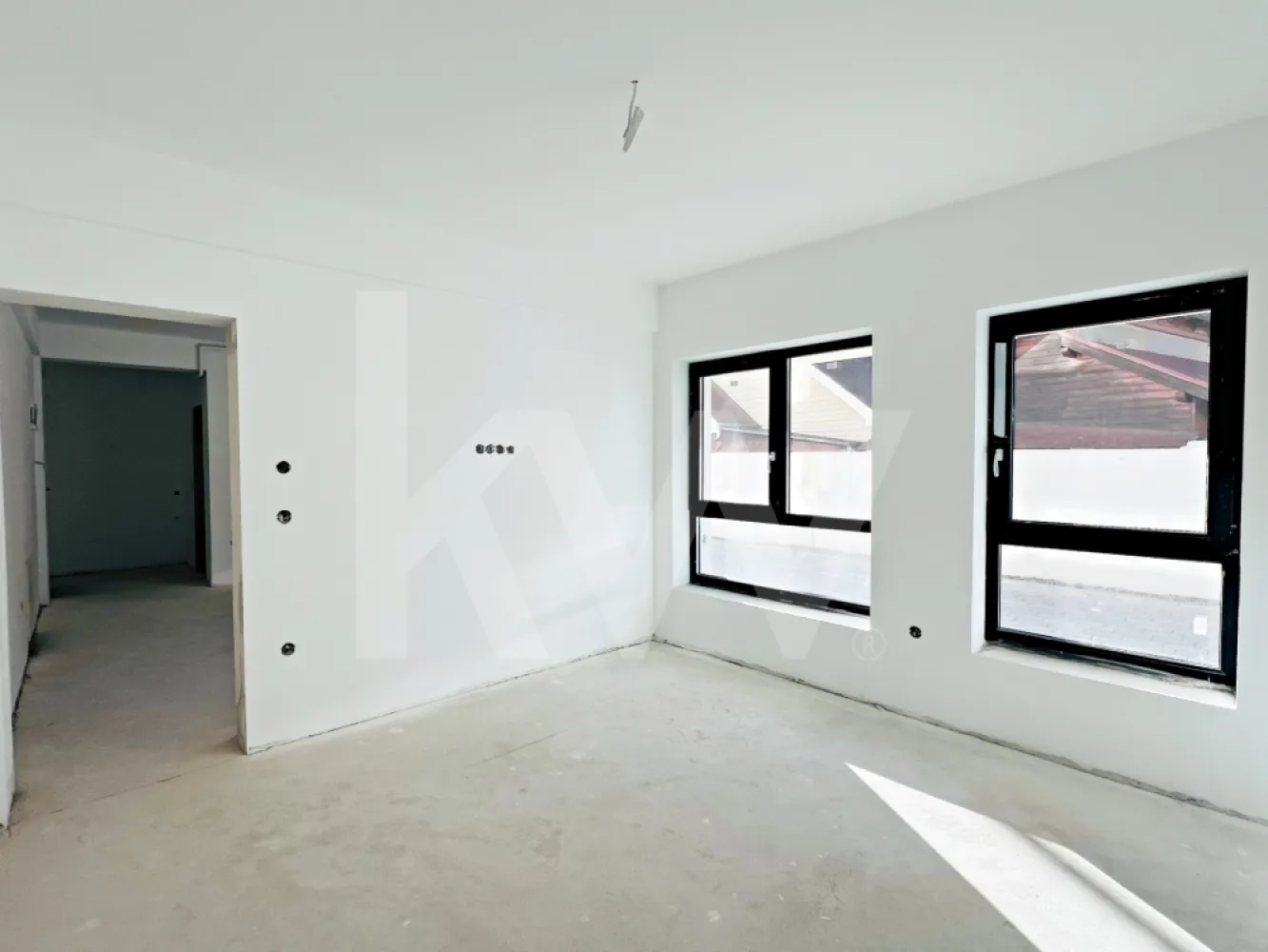Apartament tip Studio-36,6 mp, bloc modern. Șelimbăr, lângă Shopping City Sibiu - Apartament Tip Studio, 2 camere 36,6 mp in bloc modern – Șelimbăr, lângă Shopping City Sibiu

Dacă îți dorești un apartament pe care să îl amenajezi exact așa cum ai visat, acesta poate fi alegerea perfectă.

Îți propunem un apartament cu 2 camere, cu suprafața utilă de 36,6 mp, situat la parter într-un bloc cu design modern și regim redus de înălțime (P+2) din Șelimbăr, la doar câteva minute de Shopping City Sibiu.

Locuința este finisată la alb, ceea ce îți oferă libertatea de a-ți crea propriul stil: de la culori și materiale, până la fiecare detaliu care transformă un apartament într-un adevărat „acasă”.

Compartimentarea este practică și luminoasă:

- hol de intrare 
- living cu bucătărie open space
- dormitor 
- baie

Blocul are design modern, este construit într-o zonă liniștită din Șelimbăr, dar în același timp foarte aproape de zonele comerciale, supermarketuri, restaurante și alte puncte de interes.

Este locul potrivit pentru cei care vor să își creeze un spațiu personal, amenajat exact după propriul gust, într-o zonă foarte buna. 

Pentru mai multe informații sau pentru programarea unei vizionări, te invităm să ne contactezi.