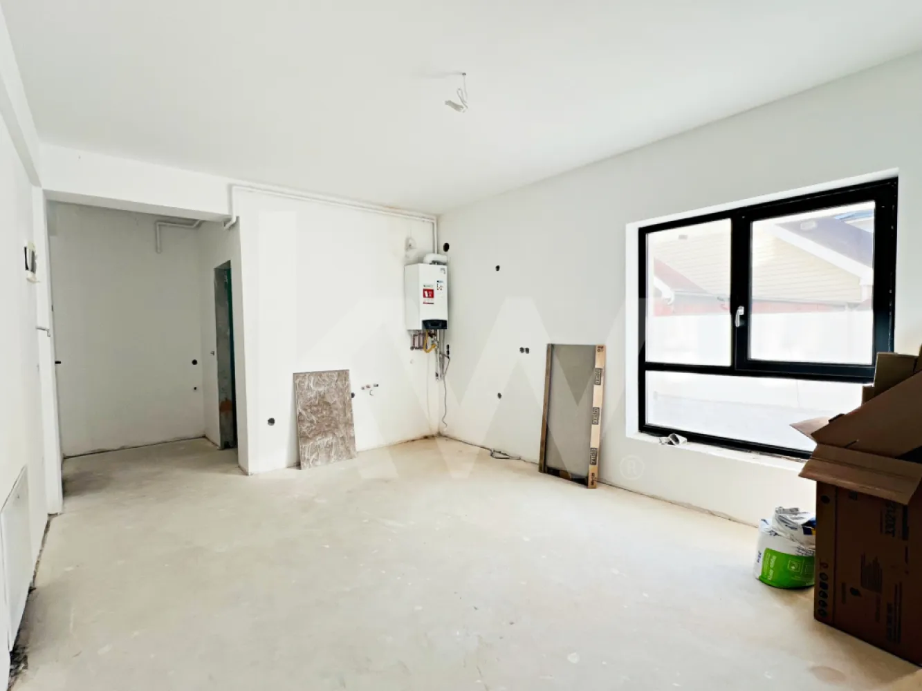 Apartament tip Studio-36,6 mp, bloc modern. Șelimbăr, lângă Shopping City Sibiu - Apartament Tip Studio, 2 camere 36,6 mp in bloc modern – Șelimbăr, lângă Shopping City Sibiu

Dacă îți dorești un apartament pe care să îl amenajezi exact așa cum ai visat, acesta poate fi alegerea perfectă.

Îți propunem un apartament cu 2 camere, cu suprafața utilă de 36,6 mp, situat la parter într-un bloc cu design modern și regim redus de înălțime (P+2) din Șelimbăr, la doar câteva minute de Shopping City Sibiu.

Locuința este finisată la alb, ceea ce îți oferă libertatea de a-ți crea propriul stil: de la culori și materiale, până la fiecare detaliu care transformă un apartament într-un adevărat „acasă”.

Compartimentarea este practică și luminoasă:

- hol de intrare 
- living cu bucătărie open space
- dormitor 
- baie

Blocul are design modern, este construit într-o zonă liniștită din Șelimbăr, dar în același timp foarte aproape de zonele comerciale, supermarketuri, restaurante și alte puncte de interes.

Este locul potrivit pentru cei care vor să își creeze un spațiu personal, amenajat exact după propriul gust, într-o zonă foarte buna. 

Pentru mai multe informații sau pentru programarea unei vizionări, te invităm să ne contactezi.