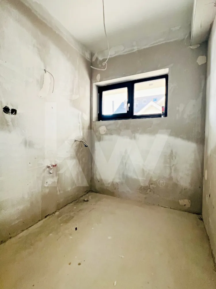 Apartament tip Studio-36,6 mp, bloc modern. Șelimbăr, lângă Shopping City Sibiu - Apartament Tip Studio, 2 camere 36,6 mp in bloc modern – Șelimbăr, lângă Shopping City Sibiu

Dacă îți dorești un apartament pe care să îl amenajezi exact așa cum ai visat, acesta poate fi alegerea perfectă.

Îți propunem un apartament cu 2 camere, cu suprafața utilă de 36,6 mp, situat la parter într-un bloc cu design modern și regim redus de înălțime (P+2) din Șelimbăr, la doar câteva minute de Shopping City Sibiu.

Locuința este finisată la alb, ceea ce îți oferă libertatea de a-ți crea propriul stil: de la culori și materiale, până la fiecare detaliu care transformă un apartament într-un adevărat „acasă”.

Compartimentarea este practică și luminoasă:

- hol de intrare 
- living cu bucătărie open space
- dormitor 
- baie

Blocul are design modern, este construit într-o zonă liniștită din Șelimbăr, dar în același timp foarte aproape de zonele comerciale, supermarketuri, restaurante și alte puncte de interes.

Este locul potrivit pentru cei care vor să își creeze un spațiu personal, amenajat exact după propriul gust, într-o zonă foarte buna. 

Pentru mai multe informații sau pentru programarea unei vizionări, te invităm să ne contactezi.