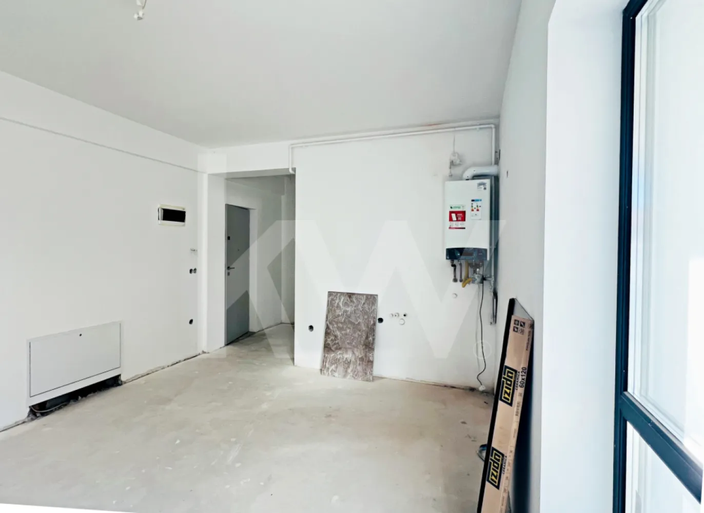 Apartament tip Studio-36,6 mp, bloc modern. Șelimbăr, lângă Shopping City Sibiu - Apartament Tip Studio, 2 camere 36,6 mp in bloc modern – Șelimbăr, lângă Shopping City Sibiu

Dacă îți dorești un apartament pe care să îl amenajezi exact așa cum ai visat, acesta poate fi alegerea perfectă.

Îți propunem un apartament cu 2 camere, cu suprafața utilă de 36,6 mp, situat la parter într-un bloc cu design modern și regim redus de înălțime (P+2) din Șelimbăr, la doar câteva minute de Shopping City Sibiu.

Locuința este finisată la alb, ceea ce îți oferă libertatea de a-ți crea propriul stil: de la culori și materiale, până la fiecare detaliu care transformă un apartament într-un adevărat „acasă”.

Compartimentarea este practică și luminoasă:

- hol de intrare 
- living cu bucătărie open space
- dormitor 
- baie

Blocul are design modern, este construit într-o zonă liniștită din Șelimbăr, dar în același timp foarte aproape de zonele comerciale, supermarketuri, restaurante și alte puncte de interes.

Este locul potrivit pentru cei care vor să își creeze un spațiu personal, amenajat exact după propriul gust, într-o zonă foarte buna. 

Pentru mai multe informații sau pentru programarea unei vizionări, te invităm să ne contactezi.