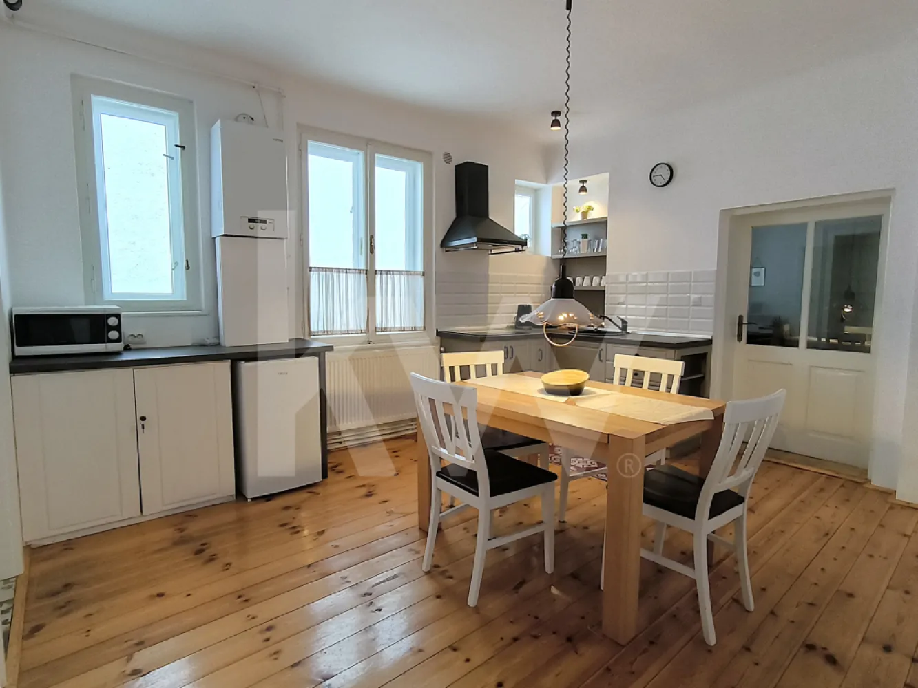 Apartament 2 camere – Centrul Istoric, str.Tribunei – Etaj 2 – 62.8 mp - O proprietate cu adevărat specială, situată în inima Sibiului, pe strada Tribunei nr. 23, la doar câțiva pași de principalele atracții ale orașului.
Localizare premium – Centrul Istoric, zonă cu acces imediat către Piața Mare, Piața Mică, restaurante, cafenele, muzee și puncte turistice.
Apartamentul este situat la etajul 2 și are o suprafață totală de 62,8 mp, fiind compus din:
•    2 camere 
•    Bucătărie cu loc pentru servit masa
•    Baie
Se vinde mobilat și utilat, exact cum se prezintă în fotografii, ceea ce permite preluarea imediată, fie pentru locuire, fie pentru exploatare în regim hotelier.
Avantaje:
•    Locație ultracentrală, cu cerere constantă pentru închiriere
•    Ideal pentru investiție (Airbnb / regim hotelier)
•    Potrivit și pentru rezidență permanentă
•    Centrală termică proprie pe gaz
Poziționarea ultracentrală, farmecul zonei și caracterul imobilului transformă această proprietate într-o alegere sigură din perspectivă investițională, dar și într-un spațiu de locuit cu personalitate.
