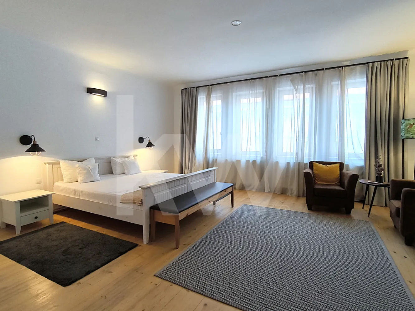 Apartament 2 camere – Centrul Istoric, str.Tribunei – Etaj 2 – 62.8 mp - O proprietate cu adevărat specială, situată în inima Sibiului, pe strada Tribunei nr. 23, la doar câțiva pași de principalele atracții ale orașului.
Localizare premium – Centrul Istoric, zonă cu acces imediat către Piața Mare, Piața Mică, restaurante, cafenele, muzee și puncte turistice.
Apartamentul este situat la etajul 2 și are o suprafață totală de 62,8 mp, fiind compus din:
•    2 camere 
•    Bucătărie cu loc pentru servit masa
•    Baie
Se vinde mobilat și utilat, exact cum se prezintă în fotografii, ceea ce permite preluarea imediată, fie pentru locuire, fie pentru exploatare în regim hotelier.
Avantaje:
•    Locație ultracentrală, cu cerere constantă pentru închiriere
•    Ideal pentru investiție (Airbnb / regim hotelier)
•    Potrivit și pentru rezidență permanentă
•    Centrală termică proprie pe gaz
Poziționarea ultracentrală, farmecul zonei și caracterul imobilului transformă această proprietate într-o alegere sigură din perspectivă investițională, dar și într-un spațiu de locuit cu personalitate.