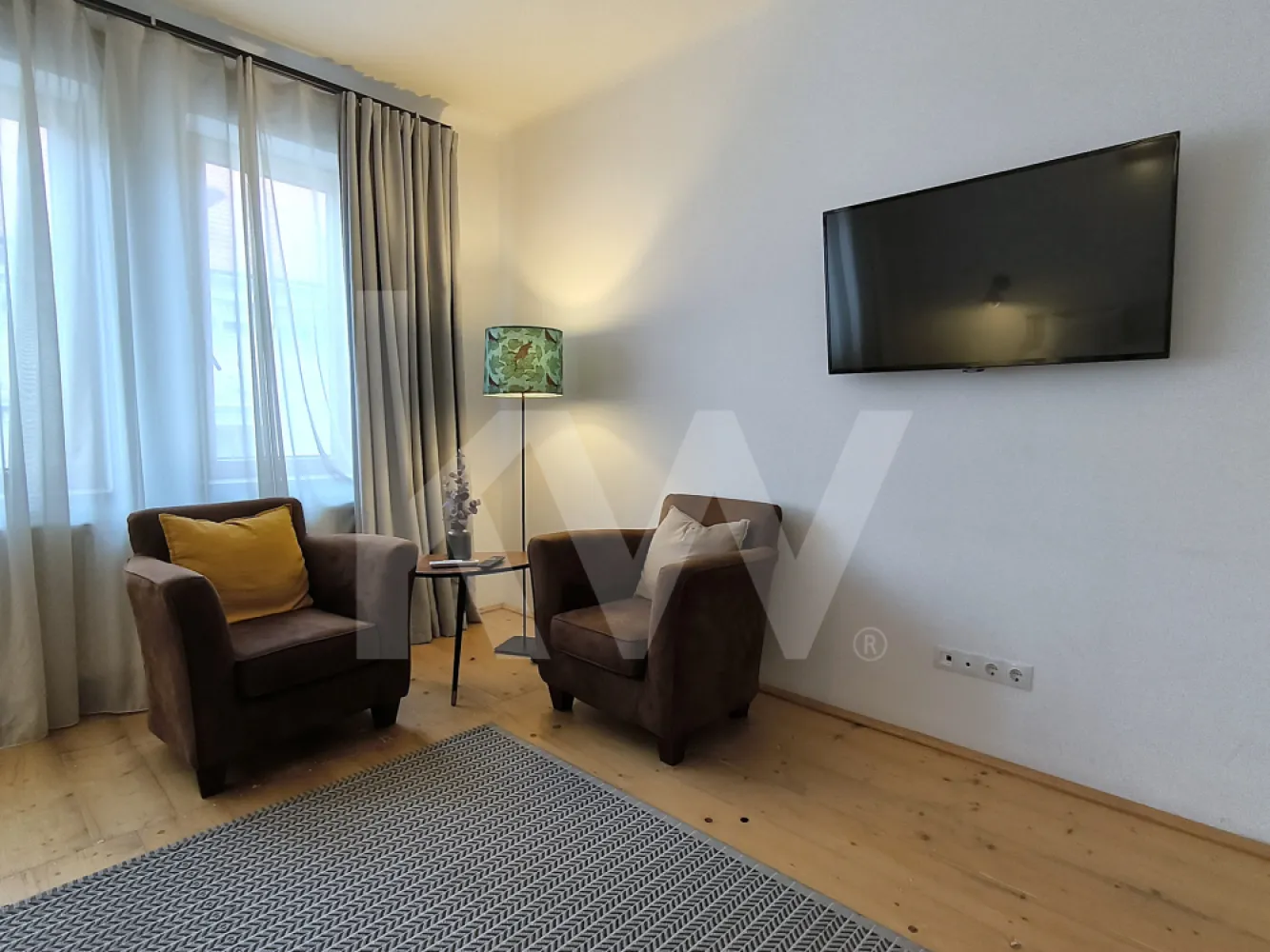 Apartament 2 camere – Centrul Istoric, str.Tribunei – Etaj 2 – 62.8 mp - O proprietate cu adevărat specială, situată în inima Sibiului, pe strada Tribunei nr. 23, la doar câțiva pași de principalele atracții ale orașului.
Localizare premium – Centrul Istoric, zonă cu acces imediat către Piața Mare, Piața Mică, restaurante, cafenele, muzee și puncte turistice.
Apartamentul este situat la etajul 2 și are o suprafață totală de 62,8 mp, fiind compus din:
•    2 camere 
•    Bucătărie cu loc pentru servit masa
•    Baie
Se vinde mobilat și utilat, exact cum se prezintă în fotografii, ceea ce permite preluarea imediată, fie pentru locuire, fie pentru exploatare în regim hotelier.
Avantaje:
•    Locație ultracentrală, cu cerere constantă pentru închiriere
•    Ideal pentru investiție (Airbnb / regim hotelier)
•    Potrivit și pentru rezidență permanentă
•    Centrală termică proprie pe gaz
Poziționarea ultracentrală, farmecul zonei și caracterul imobilului transformă această proprietate într-o alegere sigură din perspectivă investițională, dar și într-un spațiu de locuit cu personalitate.