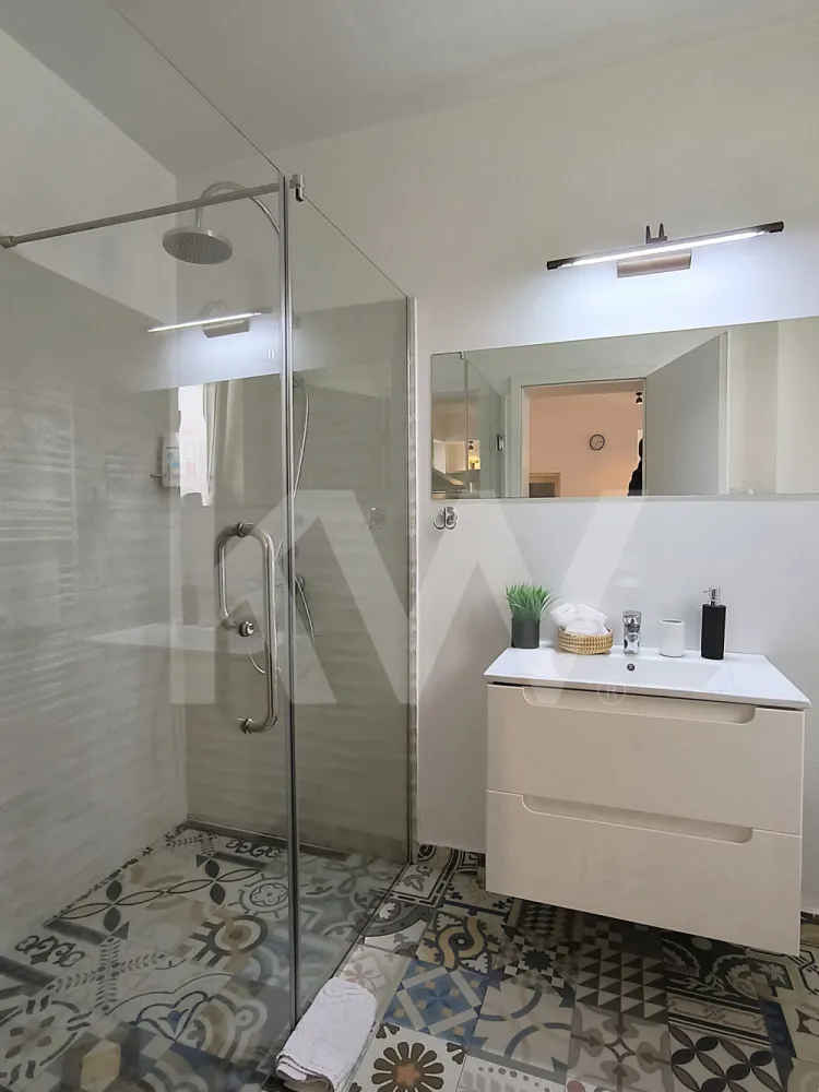Apartament 2 camere – Centrul Istoric, str.Tribunei – Etaj 2 – 62.8 mp - O proprietate cu adevărat specială, situată în inima Sibiului, pe strada Tribunei nr. 23, la doar câțiva pași de principalele atracții ale orașului.
Localizare premium – Centrul Istoric, zonă cu acces imediat către Piața Mare, Piața Mică, restaurante, cafenele, muzee și puncte turistice.
Apartamentul este situat la etajul 2 și are o suprafață totală de 62,8 mp, fiind compus din:
•    2 camere 
•    Bucătărie cu loc pentru servit masa
•    Baie
Se vinde mobilat și utilat, exact cum se prezintă în fotografii, ceea ce permite preluarea imediată, fie pentru locuire, fie pentru exploatare în regim hotelier.
Avantaje:
•    Locație ultracentrală, cu cerere constantă pentru închiriere
•    Ideal pentru investiție (Airbnb / regim hotelier)
•    Potrivit și pentru rezidență permanentă
•    Centrală termică proprie pe gaz
Poziționarea ultracentrală, farmecul zonei și caracterul imobilului transformă această proprietate într-o alegere sigură din perspectivă investițională, dar și într-un spațiu de locuit cu personalitate.
