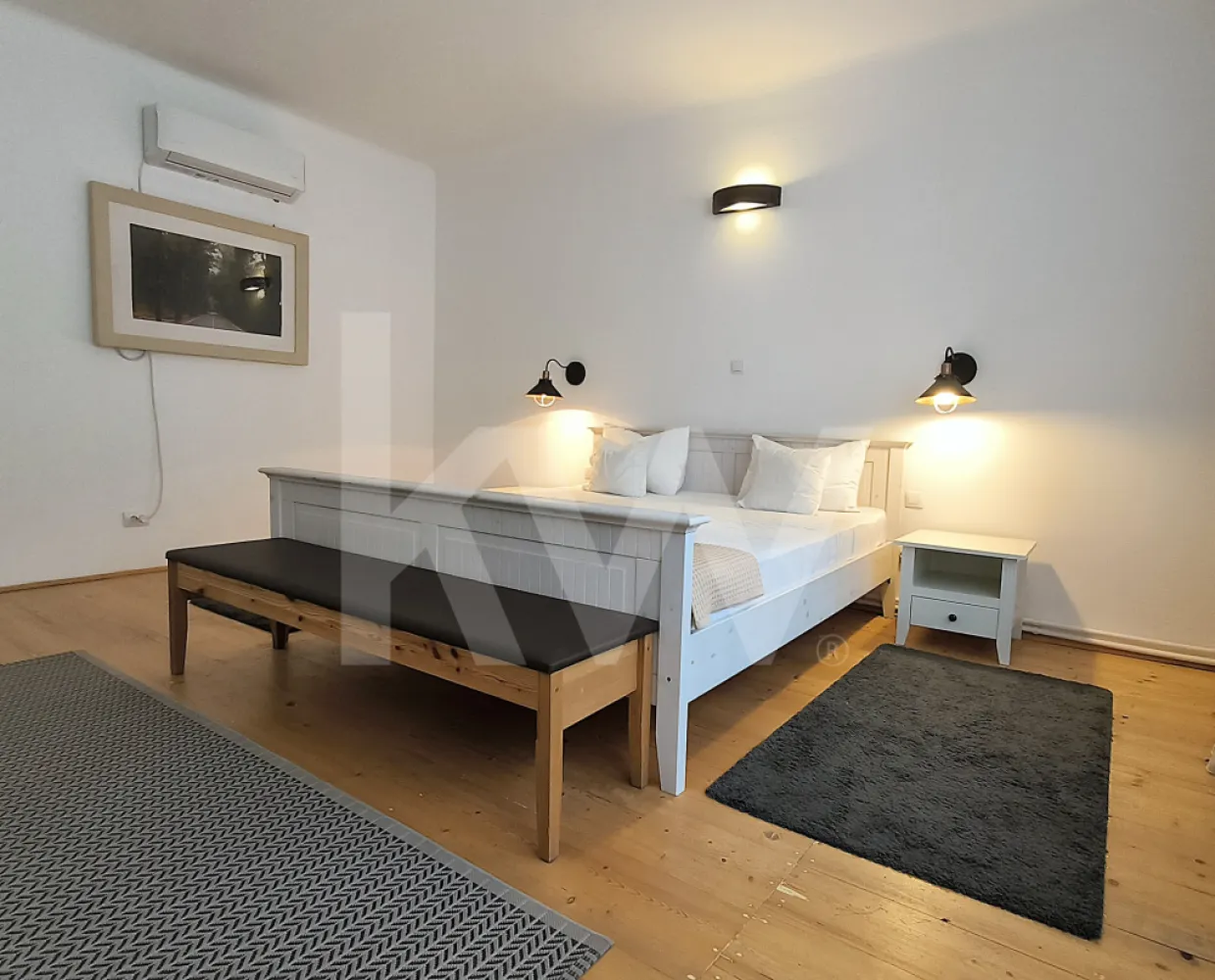 Apartament 2 camere – Centrul Istoric, str.Tribunei – Etaj 2 – 62.8 mp - O proprietate cu adevărat specială, situată în inima Sibiului, pe strada Tribunei nr. 23, la doar câțiva pași de principalele atracții ale orașului.
Localizare premium – Centrul Istoric, zonă cu acces imediat către Piața Mare, Piața Mică, restaurante, cafenele, muzee și puncte turistice.
Apartamentul este situat la etajul 2 și are o suprafață totală de 62,8 mp, fiind compus din:
•    2 camere 
•    Bucătărie cu loc pentru servit masa
•    Baie
Se vinde mobilat și utilat, exact cum se prezintă în fotografii, ceea ce permite preluarea imediată, fie pentru locuire, fie pentru exploatare în regim hotelier.
Avantaje:
•    Locație ultracentrală, cu cerere constantă pentru închiriere
•    Ideal pentru investiție (Airbnb / regim hotelier)
•    Potrivit și pentru rezidență permanentă
•    Centrală termică proprie pe gaz
Poziționarea ultracentrală, farmecul zonei și caracterul imobilului transformă această proprietate într-o alegere sigură din perspectivă investițională, dar și într-un spațiu de locuit cu personalitate.