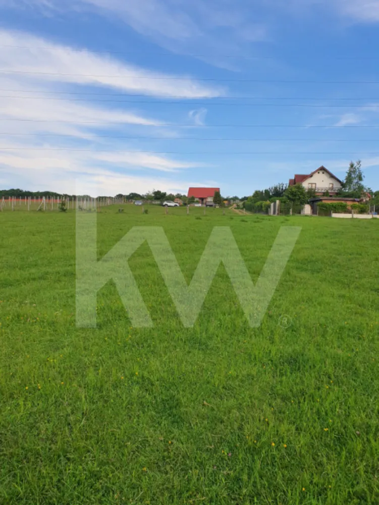Teren intravilan, 1450 mp de vânzare în Cisnadie, zona Soma -Investiție ideală! - Vând teren intravilan cu o suprafață de 1450 mp, situat în Cisnadie, zona Soma, cu deschidere de 28 ml. Terenul este ideal pentru investiții, având potențial pentru diverse proiecte de dezvoltare.

Caracteristici principale:

Suprafață: 1450 mp
Deschidere: 28 ml
Tip teren: Intravilan
Localizare: Cisnadie, zona Soma
Coordonate GPS: 45°43'47"N 24°10'40"E

Beneficii:

           Locație excelentă în zona Soma, aproape de facilități și servicii
           Ideal pentru dezvoltare rezidențială sau comercială
           Investiție sigură cu potențial de apreciere în timp
Contact:
Pentru mai multe detalii și vizionări, vă rugăm să ne contactați.

Nu ratați ocazia de a investi într-un teren cu potențial ridicat în Cisnadie!