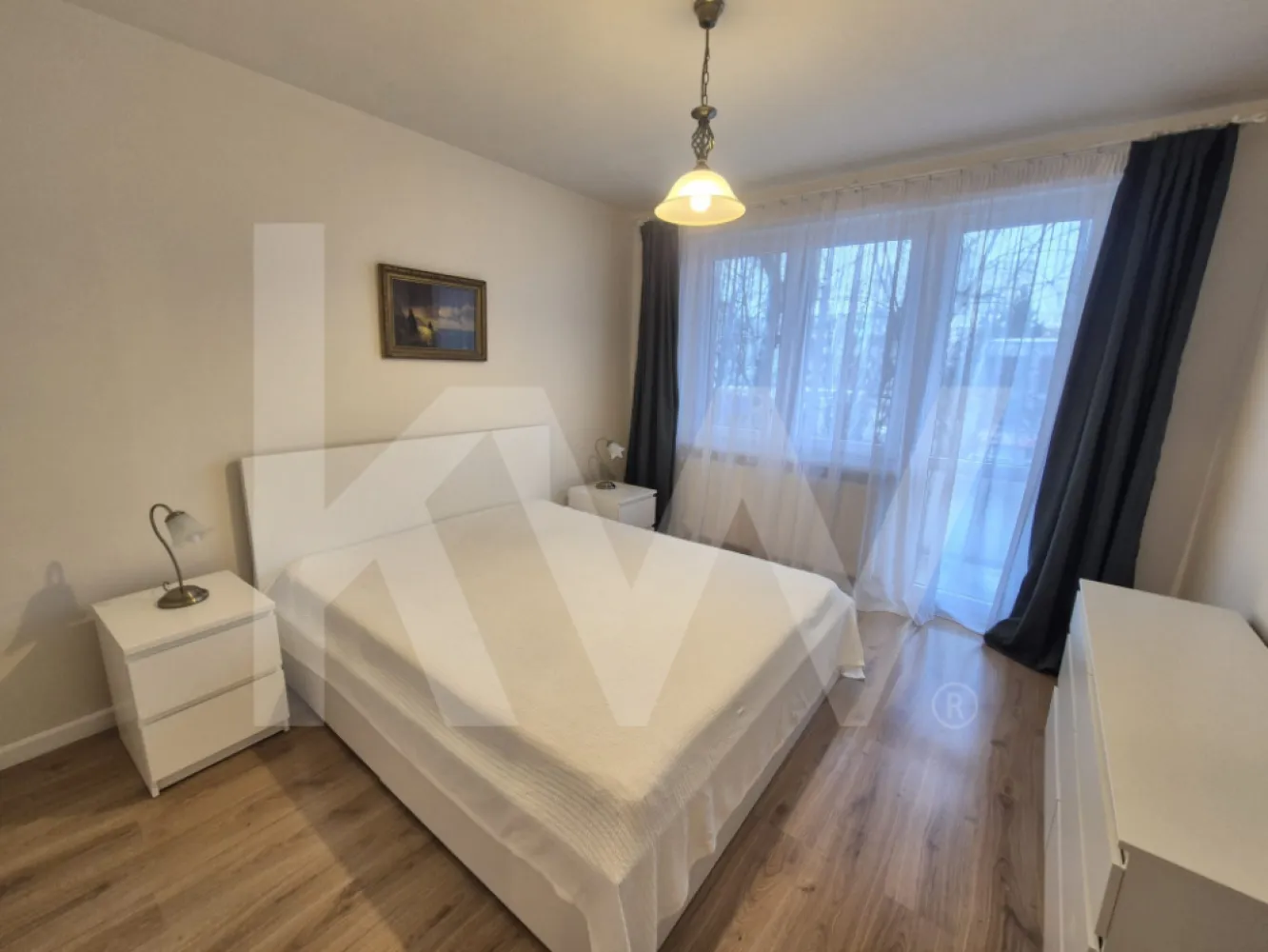 Apartament 3 camere de închiriat – etaj 2, la 5 minute de Centrul Sibiului - Se oferă spre închiriere un apartament cu 3 camere, situat la etajul 2, într-o zonă foarte bine poziționată, la doar 5 minute de mers pe jos până în centrul Sibiului.

Apartamentul este compartimentat eficient și dispune de:

2 dormitoare,
1 baie,
bucătărie dotată cu plită pe inducție,
1 balcon,
1 cămară,
1 debara, ideală pentru depozitare.

Locuința este luminoasă, practică și potrivită atât pentru un cuplu, cât și pentru o familie sau persoane care își doresc acces rapid către centru, restaurante, magazine și puncte de interes.

Localizare excelentă.
Spații de depozitare bine gândite.
Acces rapid către toate facilitățile urbane.

Pentru mai multe detalii sau pentru programarea unei vizionări, nu ezitați să mă contactați.