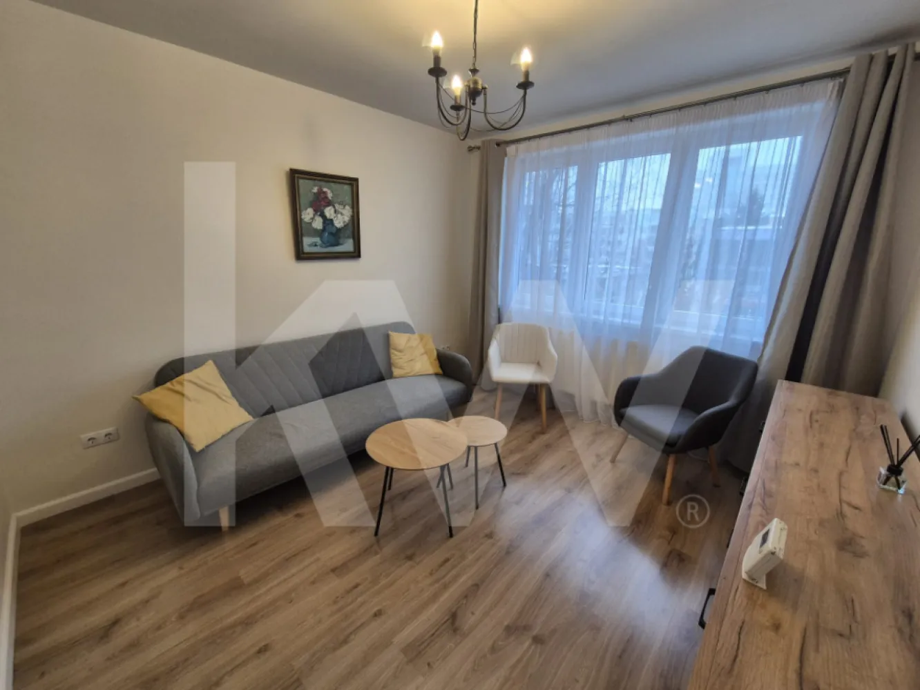 Apartament 3 camere de închiriat – etaj 2, la 5 minute de Centrul Sibiului - Se oferă spre închiriere un apartament cu 3 camere, situat la etajul 2, într-o zonă foarte bine poziționată, la doar 5 minute de mers pe jos până în centrul Sibiului.

Apartamentul este compartimentat eficient și dispune de:

2 dormitoare,
1 baie,
bucătărie dotată cu plită pe inducție,
1 balcon,
1 cămară,
1 debara, ideală pentru depozitare.

Locuința este luminoasă, practică și potrivită atât pentru un cuplu, cât și pentru o familie sau persoane care își doresc acces rapid către centru, restaurante, magazine și puncte de interes.

Localizare excelentă.
Spații de depozitare bine gândite.
Acces rapid către toate facilitățile urbane.

Pentru mai multe detalii sau pentru programarea unei vizionări, nu ezitați să mă contactați.