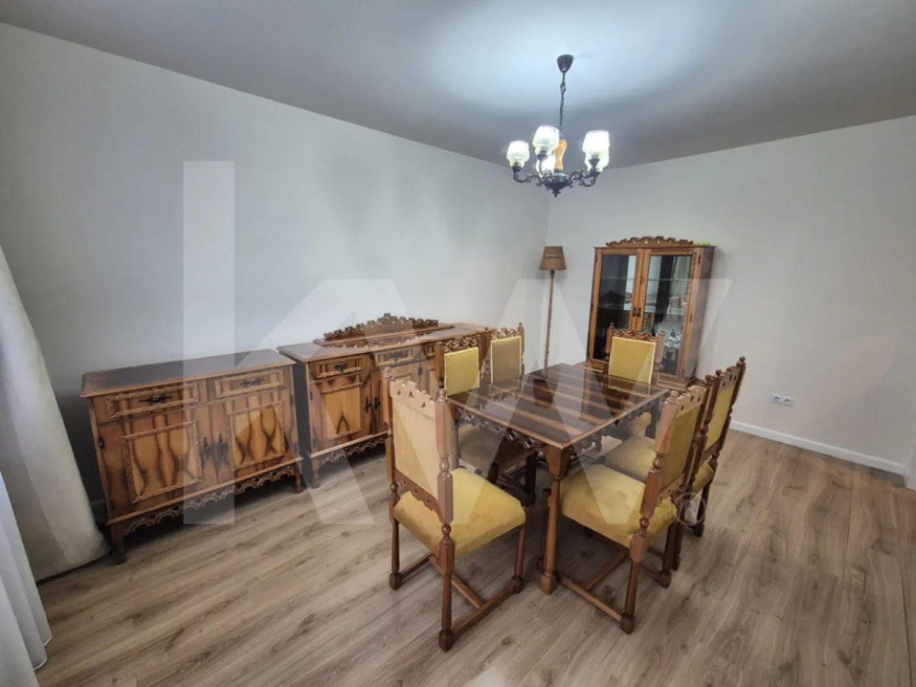 Apartament 3 camere de închiriat – etaj 2, la 5 minute de Centrul Sibiului - Se oferă spre închiriere un apartament cu 3 camere, situat la etajul 2, într-o zonă foarte bine poziționată, la doar 5 minute de mers pe jos până în centrul Sibiului.

Apartamentul este compartimentat eficient și dispune de:

2 dormitoare,
1 baie,
bucătărie dotată cu plită pe inducție,
1 balcon,
1 cămară,
1 debara, ideală pentru depozitare.

Locuința este luminoasă, practică și potrivită atât pentru un cuplu, cât și pentru o familie sau persoane care își doresc acces rapid către centru, restaurante, magazine și puncte de interes.

Localizare excelentă.
Spații de depozitare bine gândite.
Acces rapid către toate facilitățile urbane.

Pentru mai multe detalii sau pentru programarea unei vizionări, nu ezitați să mă contactați.