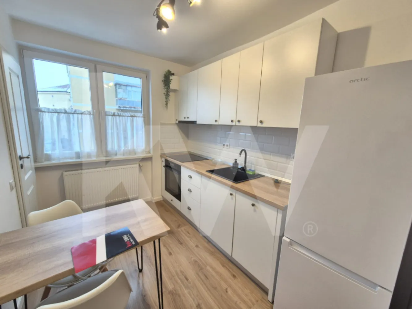 Apartament 3 camere de închiriat – etaj 2, la 5 minute de Centrul Sibiului - Se oferă spre închiriere un apartament cu 3 camere, situat la etajul 2, într-o zonă foarte bine poziționată, la doar 5 minute de mers pe jos până în centrul Sibiului.

Apartamentul este compartimentat eficient și dispune de:

2 dormitoare,
1 baie,
bucătărie dotată cu plită pe inducție,
1 balcon,
1 cămară,
1 debara, ideală pentru depozitare.

Locuința este luminoasă, practică și potrivită atât pentru un cuplu, cât și pentru o familie sau persoane care își doresc acces rapid către centru, restaurante, magazine și puncte de interes.

Localizare excelentă.
Spații de depozitare bine gândite.
Acces rapid către toate facilitățile urbane.

Pentru mai multe detalii sau pentru programarea unei vizionări, nu ezitați să mă contactați.