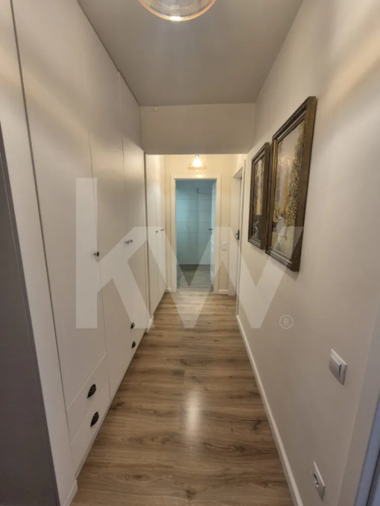 Apartament 3 camere de închiriat – etaj 2, la 5 minute de Centrul Sibiului - Se oferă spre închiriere un apartament cu 3 camere, situat la etajul 2, într-o zonă foarte bine poziționată, la doar 5 minute de mers pe jos până în centrul Sibiului.

Apartamentul este compartimentat eficient și dispune de:

2 dormitoare,
1 baie,
bucătărie dotată cu plită pe inducție,
1 balcon,
1 cămară,
1 debara, ideală pentru depozitare.

Locuința este luminoasă, practică și potrivită atât pentru un cuplu, cât și pentru o familie sau persoane care își doresc acces rapid către centru, restaurante, magazine și puncte de interes.

Localizare excelentă.
Spații de depozitare bine gândite.
Acces rapid către toate facilitățile urbane.

Pentru mai multe detalii sau pentru programarea unei vizionări, nu ezitați să mă contactați.