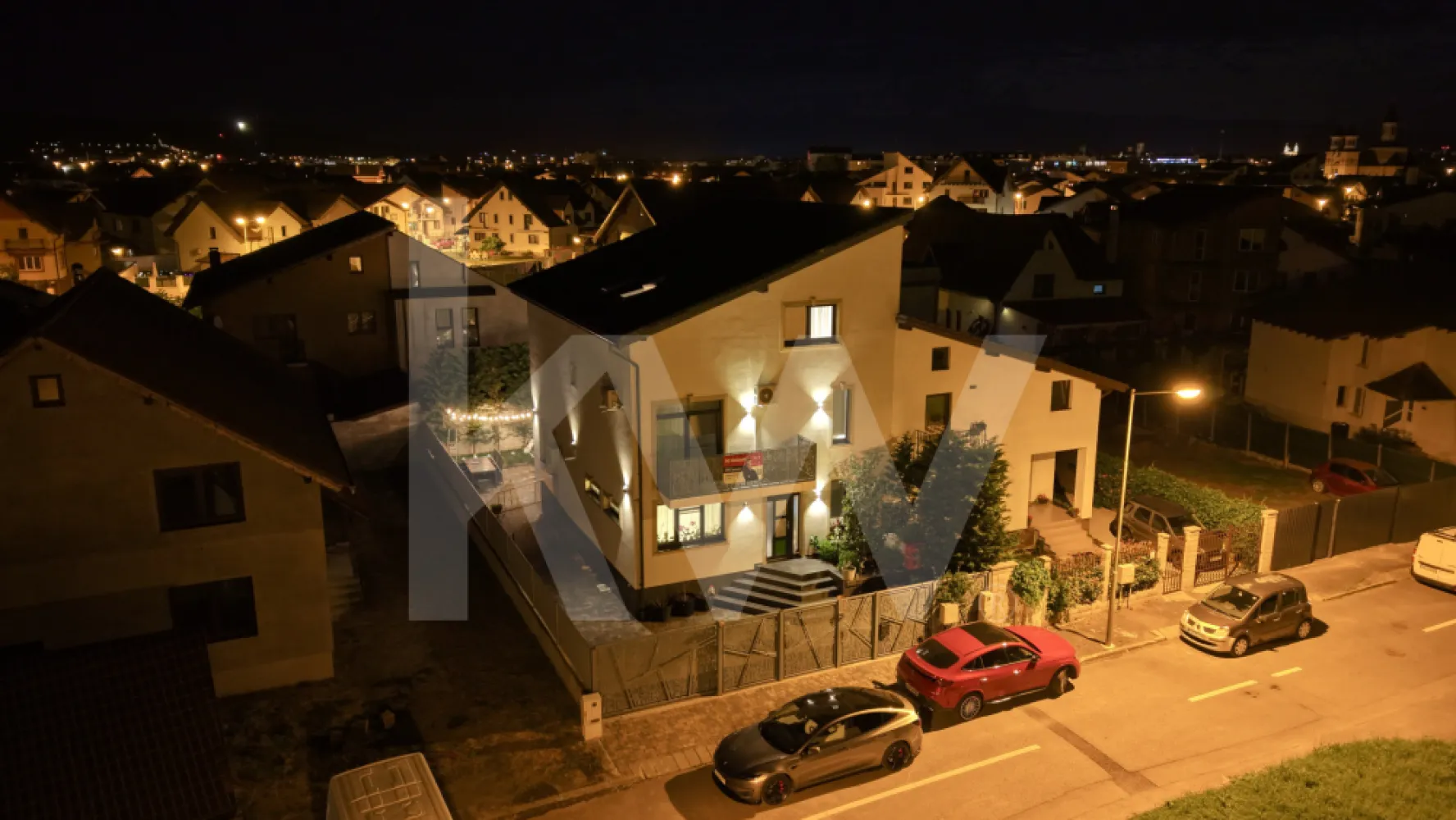 Casă modernă cu 240 mp utili | Cartierul Tineretului - Situată în Cartierul Tineretului, una dintre cele mai apreciate zone rezidențiale din Sibiu, această vilă modernă impresionează prin spațiile generoase, compartimentarea inteligentă și atmosfera elegantă, fiind alegerea ideală pentru o familie care își dorește confort, intimitate și un stil de viață premium.

Proprietatea dispune de aproximativ 240 mp utili, desfășurați pe trei niveluri, și este amplasată pe un teren de 264 mp, într-o zonă liniștită, compusă predominant din case.

Compartimentare

Parter  
Zona de zi este gândită pentru confort și funcționalitate, oferind un living generos cu zonă de dining și bucătărie open space, perfect integrată pentru momentele petrecute în familie sau alături de prieteni. La acest nivel regăsim și o baie, precum și un spațiu de depozitare discret integrat.

Etaj  
Etajul este dedicat zonei de odihnă și oferă două dormitoare spațioase, fiecare beneficiind de baie proprie. Dormitorul matrimonial se remarcă prin suprafața generoasă și atmosfera elegantă, creând un spațiu ideal pentru relaxare și intimitate.

Nivel superior

Cu aproximativ 78 mp utili, ultimul nivel al proprietății a fost conceput ca un spațiu independent și versatil, oferind living, dormitor cu dressing și baie proprie. Datorită compartimentării eficiente și intimității oferite, acest spațiu poate funcționa perfect ca apartament privat pentru oaspeți, birou, zonă de relaxare sau chiar master suite extins.

Dotări și finisaje

Proprietatea beneficiază de finisaje moderne și dotări premium, atent alese pentru un plus de confort și siguranță:

• încălzire în pardoseală  
• sistem de climatizare  
• aer condiționat  
• sistem de supraveghere  
• poartă electrică  
• bucătărie complet utilată  
• mobilier de calitate  

Exterior

Curtea privată și terasa completează perfect proprietatea, oferind un spațiu ideal pentru relaxare într-un cadru rezidențial liniștit și bine cotat.

Această vilă reprezintă o combinație reușită între spațiu generos, compartimentare practică, finisaje moderne și poziționare excelentă într-una dintre cele mai căutate zone ale Sibiului.

Pentru mai multe informații sau pentru programarea unei vizionări, vă stau cu drag la dispoziție.