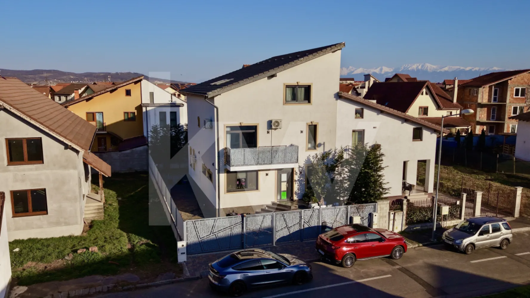 Casă modernă cu 240 mp utili | Cartierul Tineretului - Situată în Cartierul Tineretului, una dintre cele mai apreciate zone rezidențiale din Sibiu, această vilă modernă impresionează prin spațiile generoase, compartimentarea inteligentă și atmosfera elegantă, fiind alegerea ideală pentru o familie care își dorește confort, intimitate și un stil de viață premium.

Proprietatea dispune de aproximativ 240 mp utili, desfășurați pe trei niveluri, și este amplasată pe un teren de 264 mp, într-o zonă liniștită, compusă predominant din case.

Compartimentare

Parter  
Zona de zi este gândită pentru confort și funcționalitate, oferind un living generos cu zonă de dining și bucătărie open space, perfect integrată pentru momentele petrecute în familie sau alături de prieteni. La acest nivel regăsim și o baie, precum și un spațiu de depozitare discret integrat.

Etaj  
Etajul este dedicat zonei de odihnă și oferă două dormitoare spațioase, fiecare beneficiind de baie proprie. Dormitorul matrimonial se remarcă prin suprafața generoasă și atmosfera elegantă, creând un spațiu ideal pentru relaxare și intimitate.

Nivel superior

Cu aproximativ 78 mp utili, ultimul nivel al proprietății a fost conceput ca un spațiu independent și versatil, oferind living, dormitor cu dressing și baie proprie. Datorită compartimentării eficiente și intimității oferite, acest spațiu poate funcționa perfect ca apartament privat pentru oaspeți, birou, zonă de relaxare sau chiar master suite extins.

Dotări și finisaje

Proprietatea beneficiază de finisaje moderne și dotări premium, atent alese pentru un plus de confort și siguranță:

• încălzire în pardoseală  
• sistem de climatizare  
• aer condiționat  
• sistem de supraveghere  
• poartă electrică  
• bucătărie complet utilată  
• mobilier de calitate  

Exterior

Curtea privată și terasa completează perfect proprietatea, oferind un spațiu ideal pentru relaxare într-un cadru rezidențial liniștit și bine cotat.

Această vilă reprezintă o combinație reușită între spațiu generos, compartimentare practică, finisaje moderne și poziționare excelentă într-una dintre cele mai căutate zone ale Sibiului.

Pentru mai multe informații sau pentru programarea unei vizionări, vă stau cu drag la dispoziție.